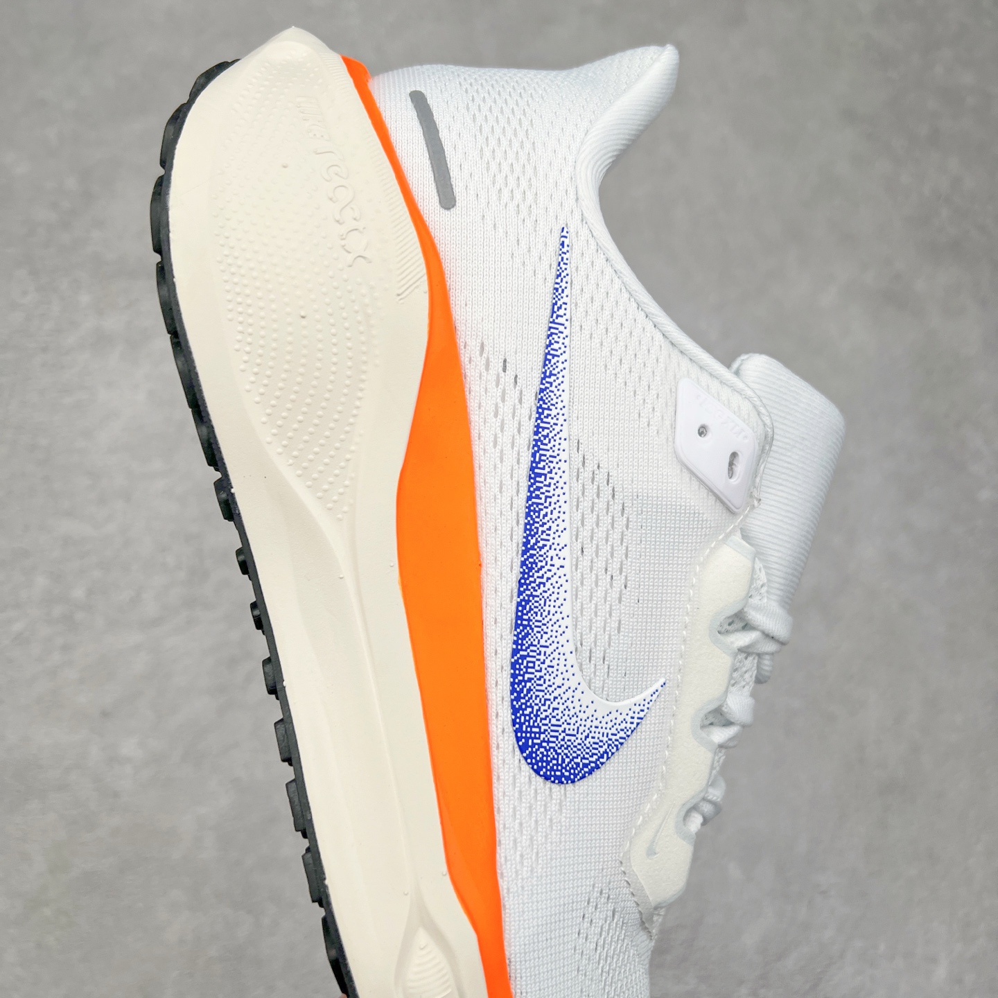 图片[6]-＃特价福利 NK Zoom Pegasus 飞马41代马拉松系列网面透气缓震疾速跑鞋 拥有 Zoom Air 一如既往的稳定感和流畅感 鞋面采用工程网眼设计 为特定高热区域营造出色透气性 进一步增加鞋面的穿孔数量 让足部能够快速散热 中足搭配 Flywire 飞线 在高速运动时营造舒适稳定的贴合感 内置Zoon气垫加持 动力十足 尺码：36 36.5 37.5 38 38.5 39 40 40.5 41 42 42.5 43 44 44.5 45-选品中心