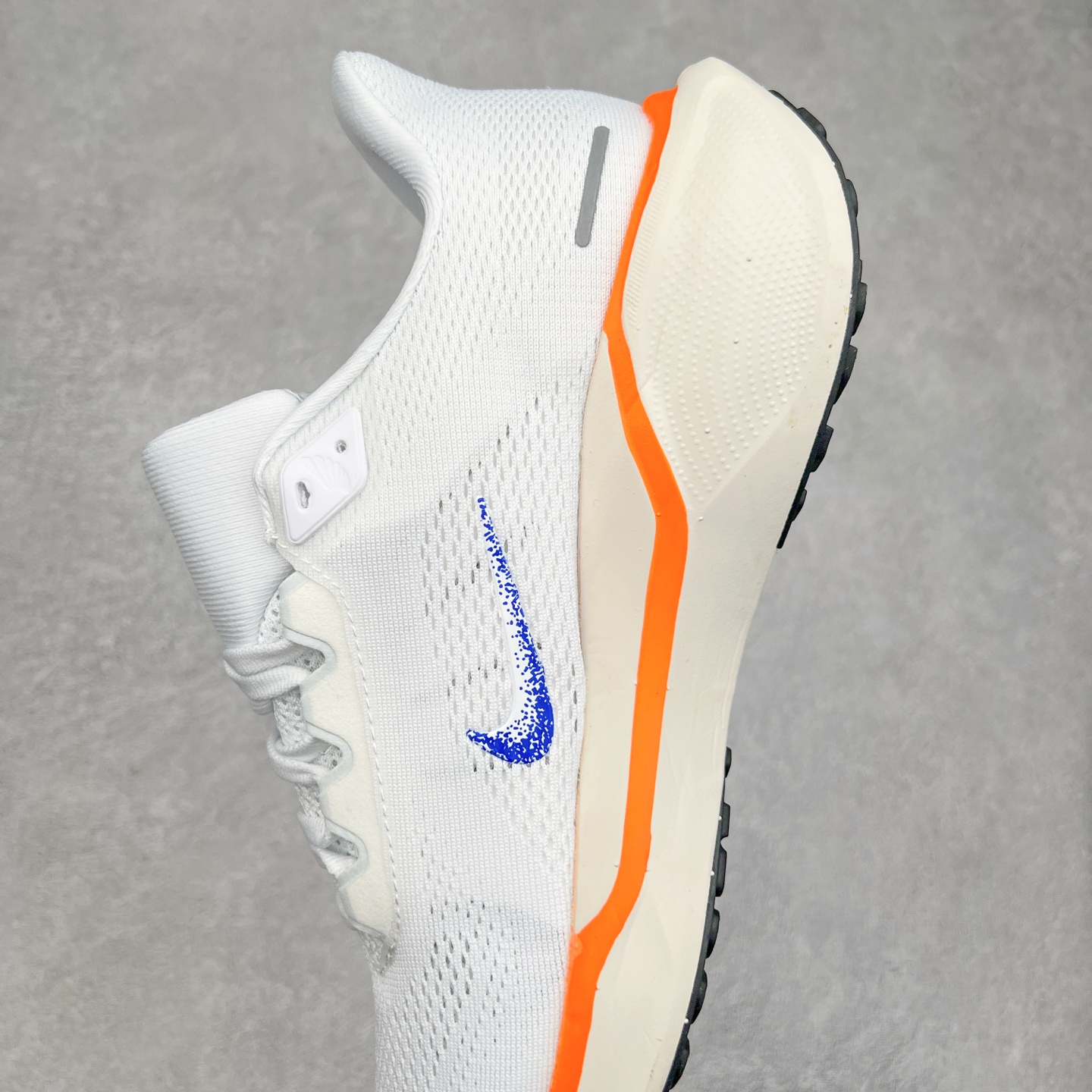 图片[7]-＃特价福利 NK Zoom Pegasus 飞马41代马拉松系列网面透气缓震疾速跑鞋 拥有 Zoom Air 一如既往的稳定感和流畅感 鞋面采用工程网眼设计 为特定高热区域营造出色透气性 进一步增加鞋面的穿孔数量 让足部能够快速散热 中足搭配 Flywire 飞线 在高速运动时营造舒适稳定的贴合感 内置Zoon气垫加持 动力十足 尺码：36 36.5 37.5 38 38.5 39 40 40.5 41 42 42.5 43 44 44.5 45-选品中心