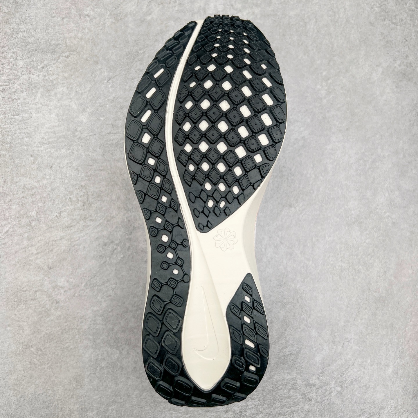 图片[9]-＃特价福利 NK Zoom Pegasus 飞马41代马拉松系列网面透气缓震疾速跑鞋 拥有 Zoom Air 一如既往的稳定感和流畅感 鞋面采用工程网眼设计 为特定高热区域营造出色透气性 进一步增加鞋面的穿孔数量 让足部能够快速散热 中足搭配 Flywire 飞线 在高速运动时营造舒适稳定的贴合感 内置Zoon气垫加持 动力十足 尺码：36 36.5 37.5 38 38.5 39 40 40.5 41 42 42.5 43 44 44.5 45-选品中心