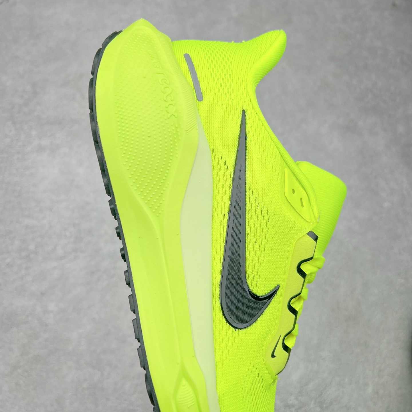 图片[6]-＃特价福利 NK Zoom Pegasus 飞马41代马拉松系列网面透气缓震疾速跑鞋 拥有 Zoom Air 一如既往的稳定感和流畅感 鞋面采用工程网眼设计 为特定高热区域营造出色透气性 进一步增加鞋面的穿孔数量 让足部能够快速散热 中足搭配 Flywire 飞线 在高速运动时营造舒适稳定的贴合感 内置Zoon气垫加持 动力十足 尺码：36 36.5 37.5 38 38.5 39 40 40.5 41 42 42.5 43 44 44.5 45-选品中心