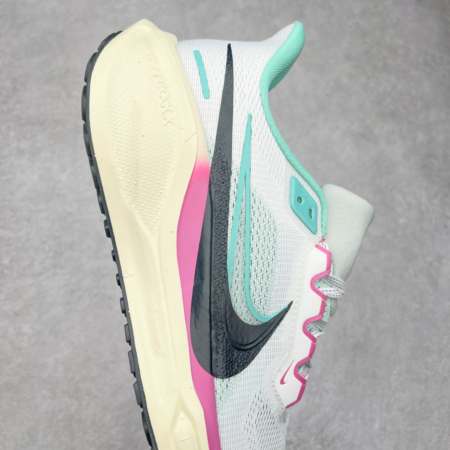 图片[6]-＃特价福利 NK Zoom Pegasus 飞马41代马拉松系列网面透气缓震疾速跑鞋 拥有 Zoom Air 一如既往的稳定感和流畅感 鞋面采用工程网眼设计 为特定高热区域营造出色透气性 进一步增加鞋面的穿孔数量 让足部能够快速散热 中足搭配 Flywire 飞线 在高速运动时营造舒适稳定的贴合感 内置Zoon气垫加持 动力十足 尺码：36 36.5 37.5 38 38.5 39 40 40.5 41 42 42.5 43 44 44.5 45-选品中心