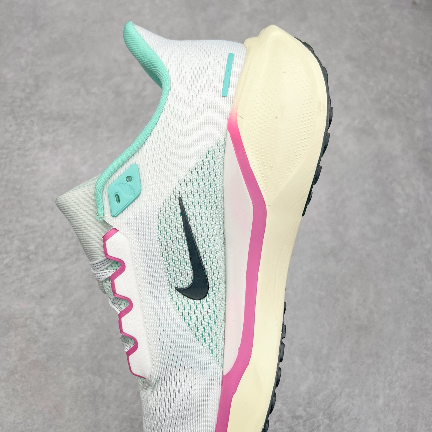 图片[7]-＃特价福利 NK Zoom Pegasus 飞马41代马拉松系列网面透气缓震疾速跑鞋 拥有 Zoom Air 一如既往的稳定感和流畅感 鞋面采用工程网眼设计 为特定高热区域营造出色透气性 进一步增加鞋面的穿孔数量 让足部能够快速散热 中足搭配 Flywire 飞线 在高速运动时营造舒适稳定的贴合感 内置Zoon气垫加持 动力十足 尺码：36 36.5 37.5 38 38.5 39 40 40.5 41 42 42.5 43 44 44.5 45-选品中心