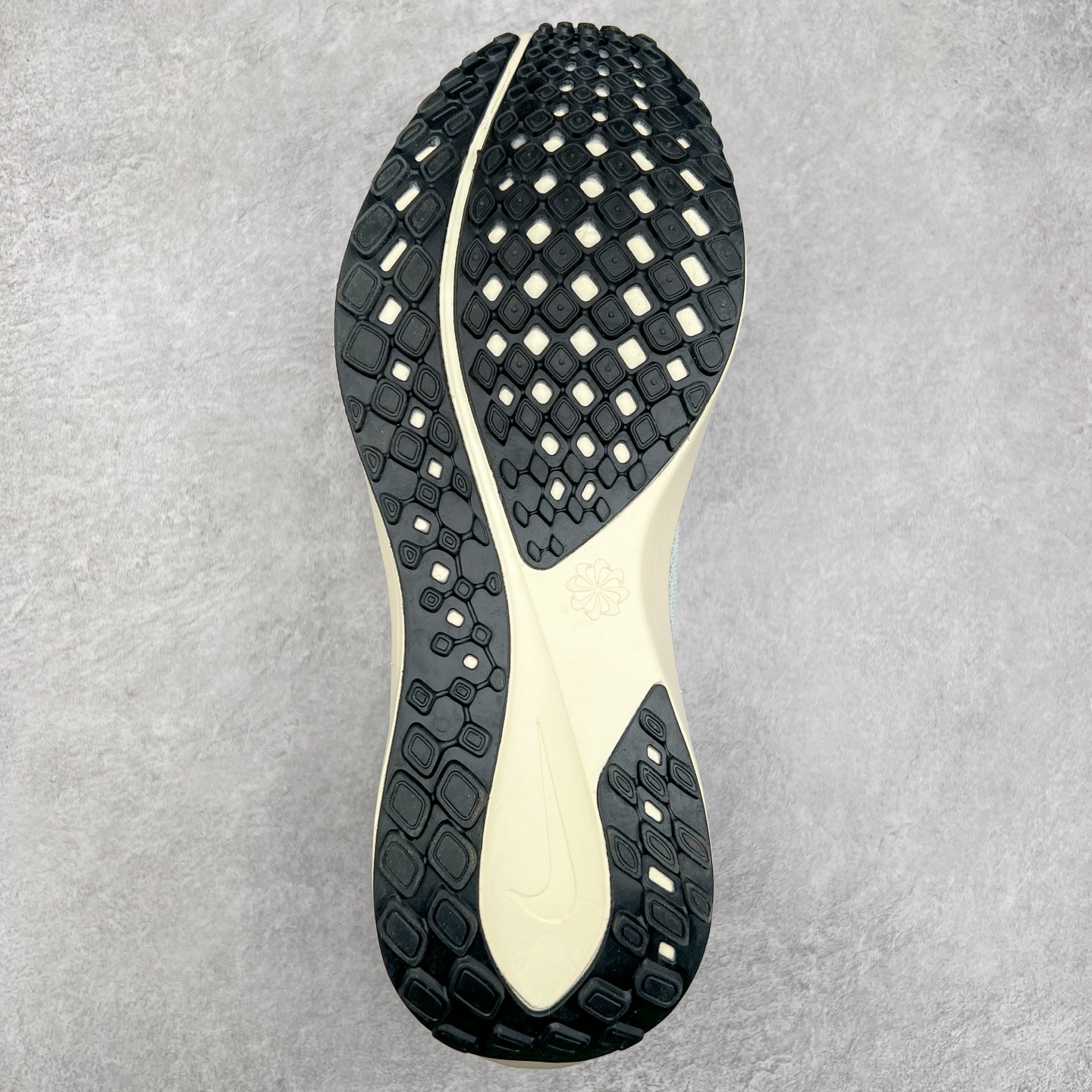 图片[9]-＃特价福利 NK Zoom Pegasus 飞马41代马拉松系列网面透气缓震疾速跑鞋 拥有 Zoom Air 一如既往的稳定感和流畅感 鞋面采用工程网眼设计 为特定高热区域营造出色透气性 进一步增加鞋面的穿孔数量 让足部能够快速散热 中足搭配 Flywire 飞线 在高速运动时营造舒适稳定的贴合感 内置Zoon气垫加持 动力十足 尺码：36 36.5 37.5 38 38.5 39 40 40.5 41 42 42.5 43 44 44.5 45-选品中心