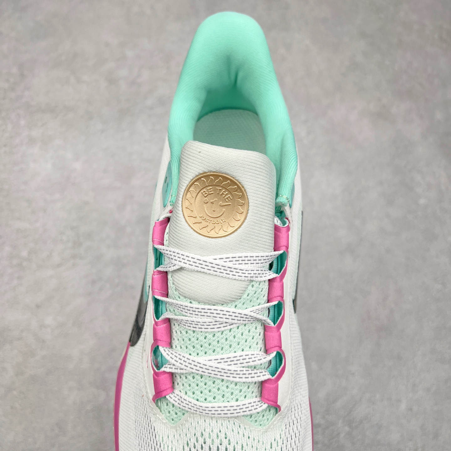 图片[5]-＃特价福利 NK Zoom Pegasus 飞马41代马拉松系列网面透气缓震疾速跑鞋 拥有 Zoom Air 一如既往的稳定感和流畅感 鞋面采用工程网眼设计 为特定高热区域营造出色透气性 进一步增加鞋面的穿孔数量 让足部能够快速散热 中足搭配 Flywire 飞线 在高速运动时营造舒适稳定的贴合感 内置Zoon气垫加持 动力十足 尺码：36 36.5 37.5 38 38.5 39 40 40.5 41 42 42.5 43 44 44.5 45-选品中心