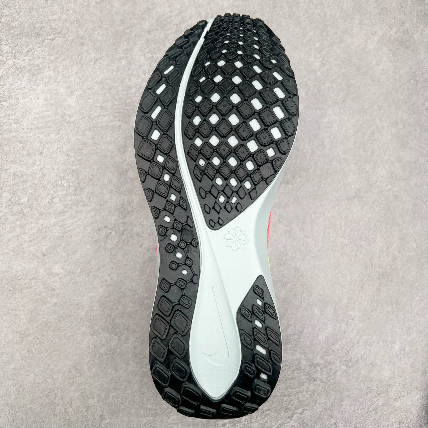 图片[9]-＃特价福利 NK Zoom Pegasus 飞马41代马拉松系列网面透气缓震疾速跑鞋 拥有 Zoom Air 一如既往的稳定感和流畅感 鞋面采用工程网眼设计 为特定高热区域营造出色透气性 进一步增加鞋面的穿孔数量 让足部能够快速散热 中足搭配 Flywire 飞线 在高速运动时营造舒适稳定的贴合感 内置Zoon气垫加持 动力十足 尺码：36 36.5 37.5 38 38.5 39 40 40.5 41 42 42.5 43 44 44.5 45-选品中心