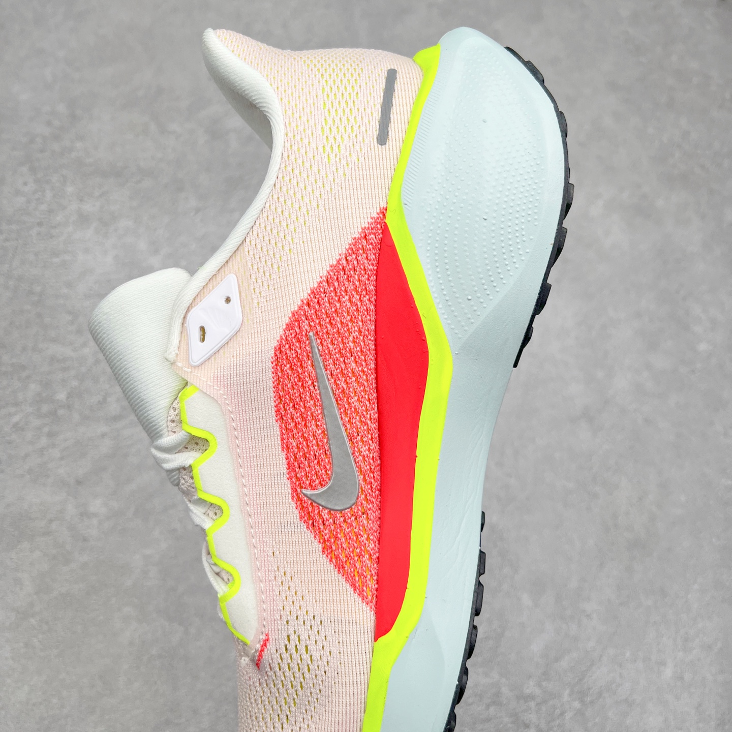 图片[7]-＃特价福利 NK Zoom Pegasus 飞马41代马拉松系列网面透气缓震疾速跑鞋 拥有 Zoom Air 一如既往的稳定感和流畅感 鞋面采用工程网眼设计 为特定高热区域营造出色透气性 进一步增加鞋面的穿孔数量 让足部能够快速散热 中足搭配 Flywire 飞线 在高速运动时营造舒适稳定的贴合感 内置Zoon气垫加持 动力十足 尺码：36 36.5 37.5 38 38.5 39 40 40.5 41 42 42.5 43 44 44.5 45-选品中心