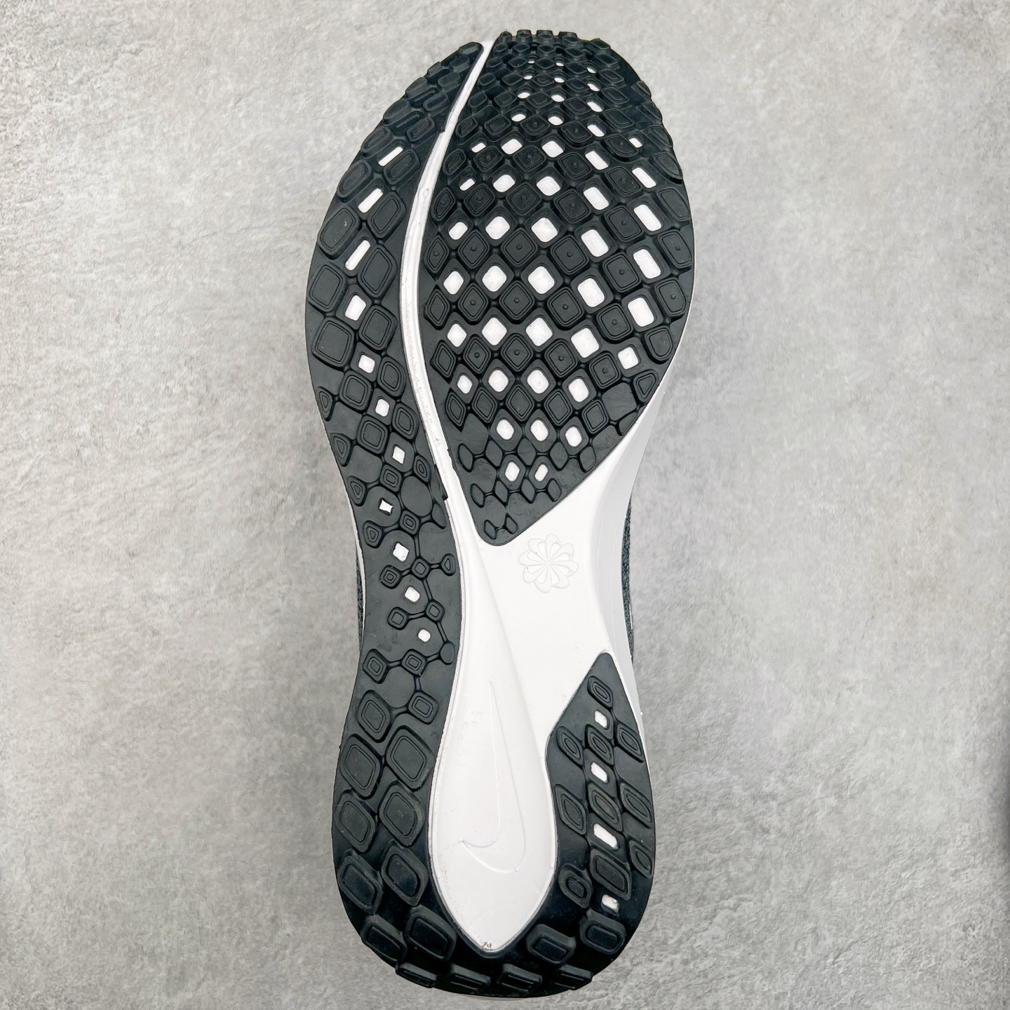 图片[9]-＃特价福利 NK Zoom Pegasus 飞马41代马拉松系列网面透气缓震疾速跑鞋 拥有 Zoom Air 一如既往的稳定感和流畅感 鞋面采用工程网眼设计 为特定高热区域营造出色透气性 进一步增加鞋面的穿孔数量 让足部能够快速散热 中足搭配 Flywire 飞线 在高速运动时营造舒适稳定的贴合感 内置Zoon气垫加持 动力十足 尺码：36 36.5 37.5 38 38.5 39 40 40.5 41 42 42.5 43 44 44.5 45-选品中心