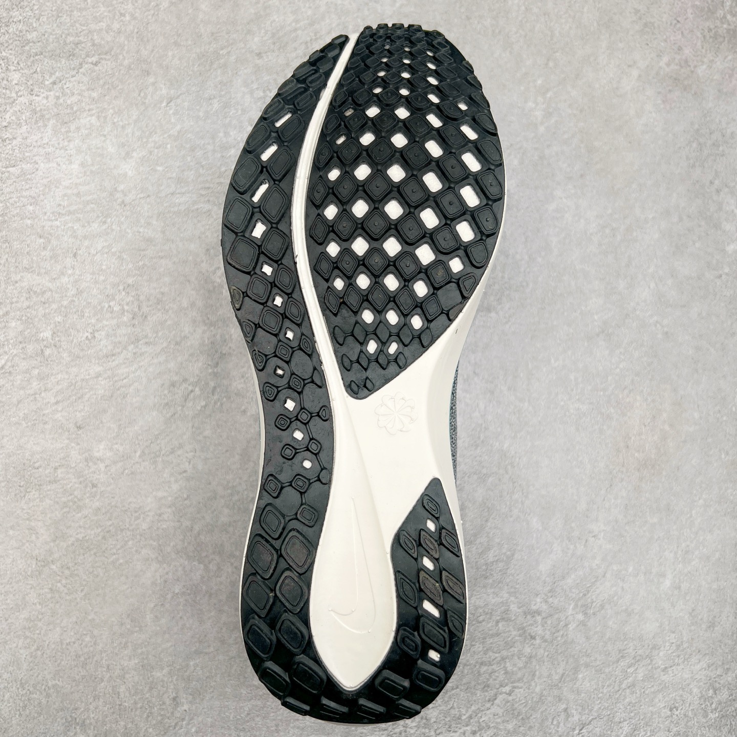 图片[9]-＃特价福利 NK Zoom Pegasus 飞马41代马拉松系列网面透气缓震疾速跑鞋 拥有 Zoom Air 一如既往的稳定感和流畅感 鞋面采用工程网眼设计 为特定高热区域营造出色透气性 进一步增加鞋面的穿孔数量 让足部能够快速散热 中足搭配 Flywire 飞线 在高速运动时营造舒适稳定的贴合感 内置Zoon气垫加持 动力十足 尺码：36 36.5 37.5 38 38.5 39 40 40.5 41 42 42.5 43 44 44.5 45-选品中心