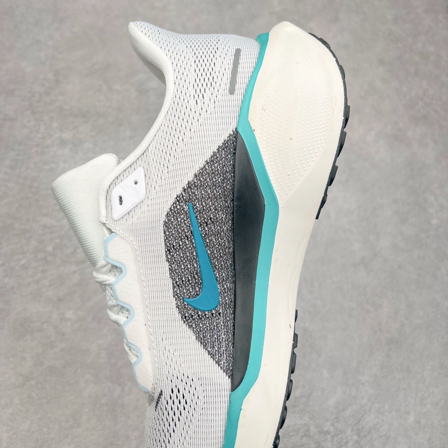 图片[7]-＃特价福利 NK Zoom Pegasus 飞马41代马拉松系列网面透气缓震疾速跑鞋 拥有 Zoom Air 一如既往的稳定感和流畅感 鞋面采用工程网眼设计 为特定高热区域营造出色透气性 进一步增加鞋面的穿孔数量 让足部能够快速散热 中足搭配 Flywire 飞线 在高速运动时营造舒适稳定的贴合感 内置Zoon气垫加持 动力十足 尺码：36 36.5 37.5 38 38.5 39 40 40.5 41 42 42.5 43 44 44.5 45-选品中心