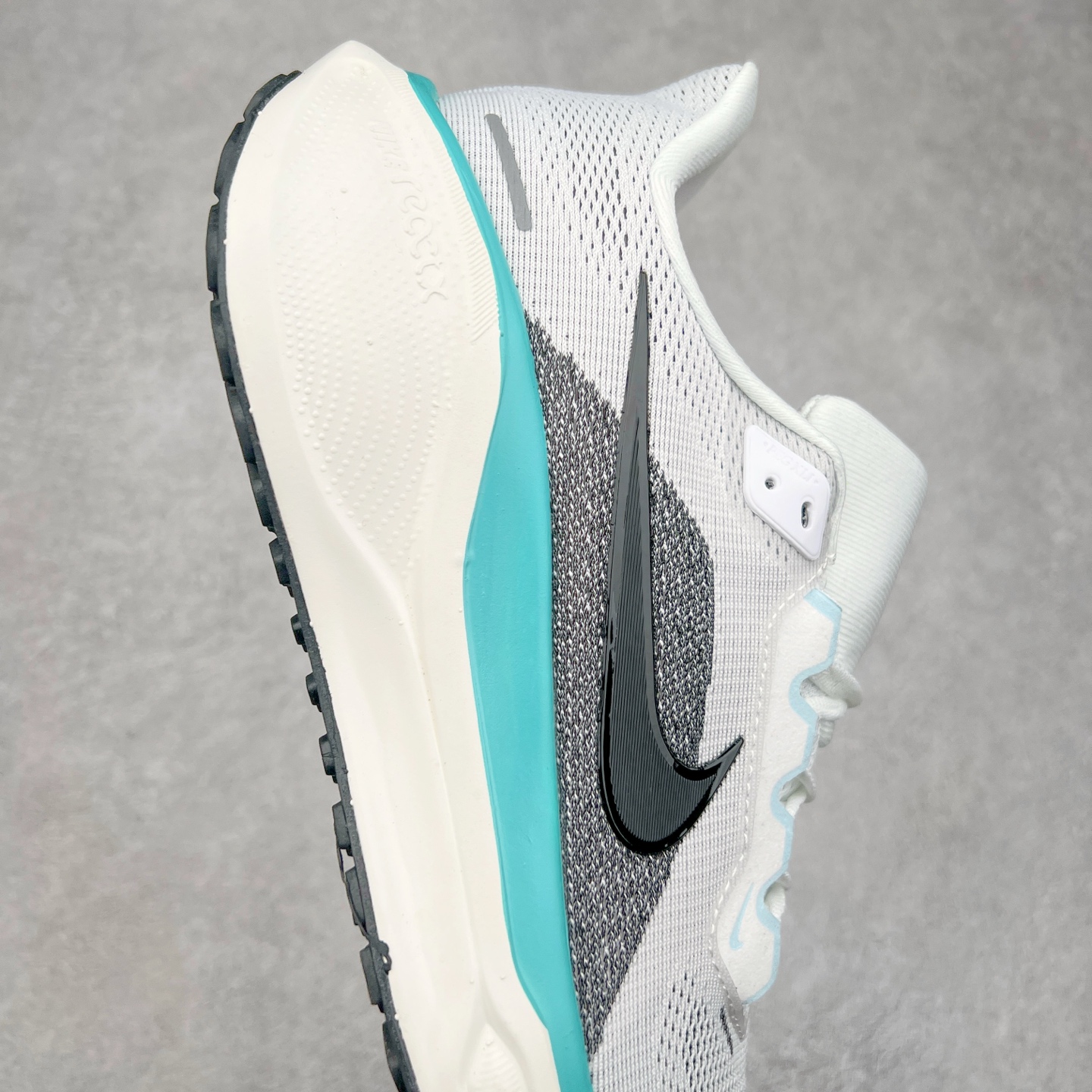 图片[6]-＃特价福利 NK Zoom Pegasus 飞马41代马拉松系列网面透气缓震疾速跑鞋 拥有 Zoom Air 一如既往的稳定感和流畅感 鞋面采用工程网眼设计 为特定高热区域营造出色透气性 进一步增加鞋面的穿孔数量 让足部能够快速散热 中足搭配 Flywire 飞线 在高速运动时营造舒适稳定的贴合感 内置Zoon气垫加持 动力十足 尺码：36 36.5 37.5 38 38.5 39 40 40.5 41 42 42.5 43 44 44.5 45-选品中心