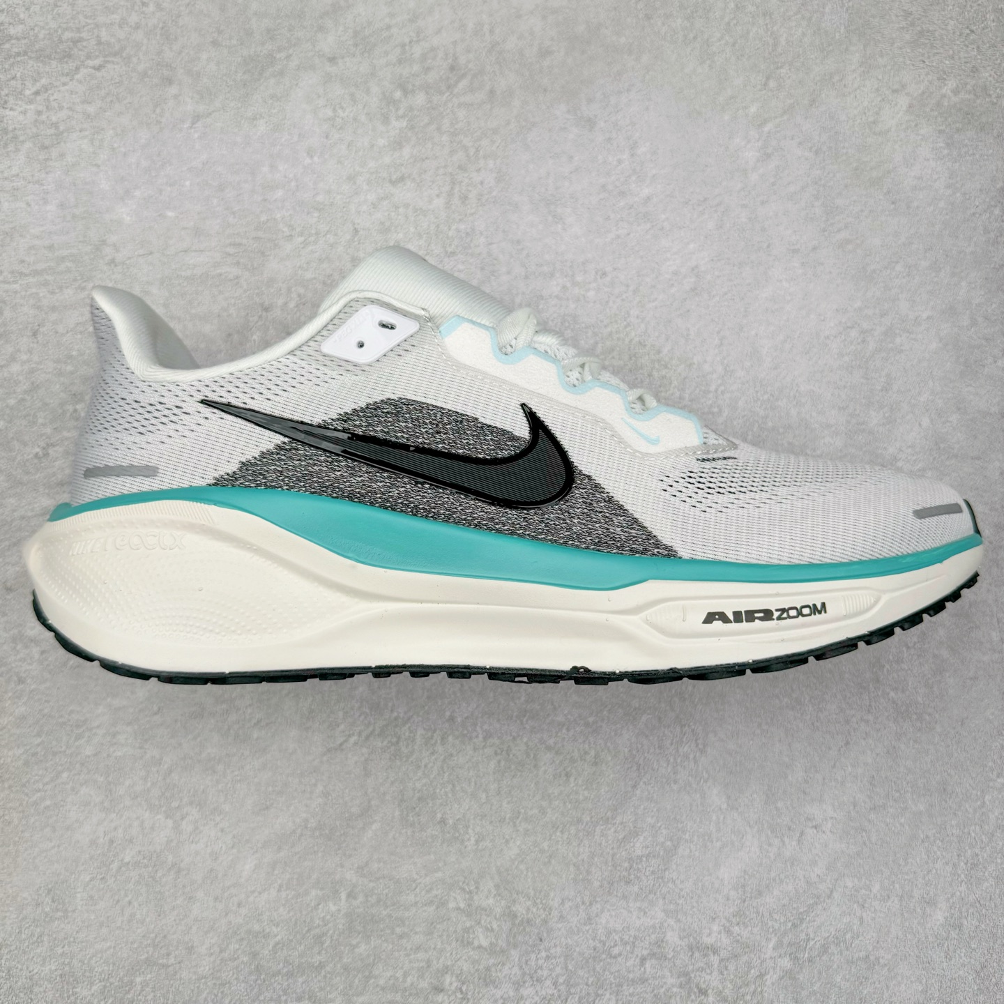 ＃特价福利 NK Zoom Pegasus 飞马41代马拉松系列网面透气缓震疾速跑鞋 拥有 Zoom Air 一如既往的稳定感和流畅感 鞋面采用工程网眼设计 为特定高热区域营造出色透气性 进一步增加鞋面的穿孔数量 让足部能够快速散热 中足搭配 Flywire 飞线 在高速运动时营造舒适稳定的贴合感 内置Zoon气垫加持 动力十足 尺码：36 36.5 37.5 38 38.5 39 40 40.5 41 42 42.5 43 44 44.5 45-选品中心