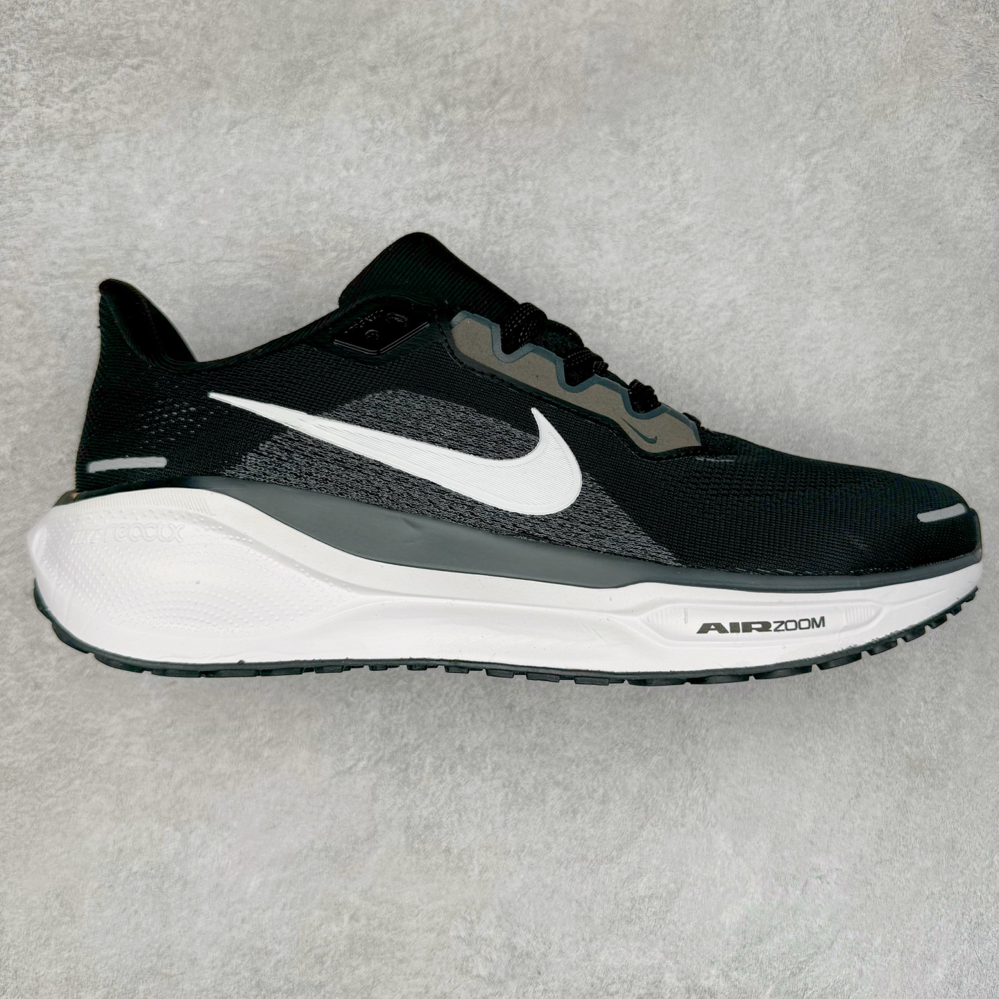 ＃特价福利 NK Zoom Pegasus 飞马41代马拉松系列网面透气缓震疾速跑鞋 拥有 Zoom Air 一如既往的稳定感和流畅感 鞋面采用工程网眼设计 为特定高热区域营造出色透气性 进一步增加鞋面的穿孔数量 让足部能够快速散热 中足搭配 Flywire 飞线 在高速运动时营造舒适稳定的贴合感 内置Zoon气垫加持 动力十足 尺码：36 36.5 37.5 38 38.5 39 40 40.5 41 42 42.5 43 44 44.5 45-选品中心