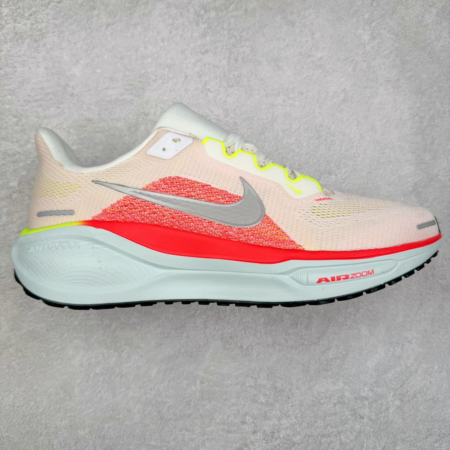 ＃特价福利 NK Zoom Pegasus 飞马41代马拉松系列网面透气缓震疾速跑鞋 拥有 Zoom Air 一如既往的稳定感和流畅感 鞋面采用工程网眼设计 为特定高热区域营造出色透气性 进一步增加鞋面的穿孔数量 让足部能够快速散热 中足搭配 Flywire 飞线 在高速运动时营造舒适稳定的贴合感 内置Zoon气垫加持 动力十足 尺码：36 36.5 37.5 38 38.5 39 40 40.5 41 42 42.5 43 44 44.5 45-选品中心