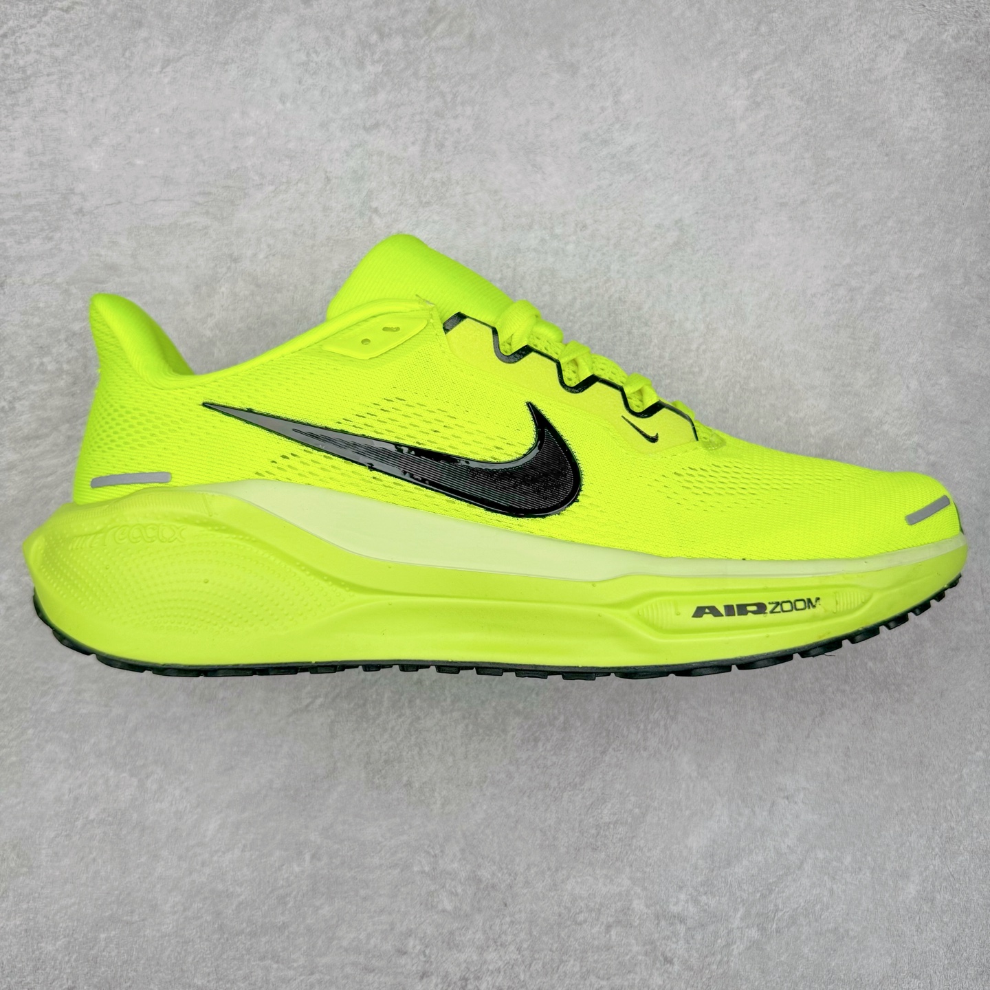 ＃特价福利 NK Zoom Pegasus 飞马41代马拉松系列网面透气缓震疾速跑鞋 拥有 Zoom Air 一如既往的稳定感和流畅感 鞋面采用工程网眼设计 为特定高热区域营造出色透气性 进一步增加鞋面的穿孔数量 让足部能够快速散热 中足搭配 Flywire 飞线 在高速运动时营造舒适稳定的贴合感 内置Zoon气垫加持 动力十足 尺码：36 36.5 37.5 38 38.5 39 40 40.5 41 42 42.5 43 44 44.5 45-选品中心