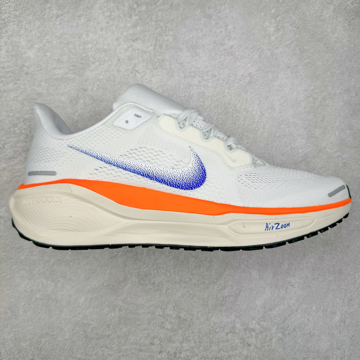 ＃特价福利 NK Zoom Pegasus 飞马41代马拉松系列网面透气缓震疾速跑鞋 拥有 Zoom Air 一如既往的稳定感和流畅感 鞋面采用工程网眼设计 为特定高热区域营造出色透气性 进一步增加鞋面的穿孔数量 让足部能够快速散热 中足搭配 Flywire 飞线 在高速运动时营造舒适稳定的贴合感 内置Zoon气垫加持 动力十足 尺码：36 36.5 37.5 38 38.5 39 40 40.5 41 42 42.5 43 44 44.5 45-选品中心