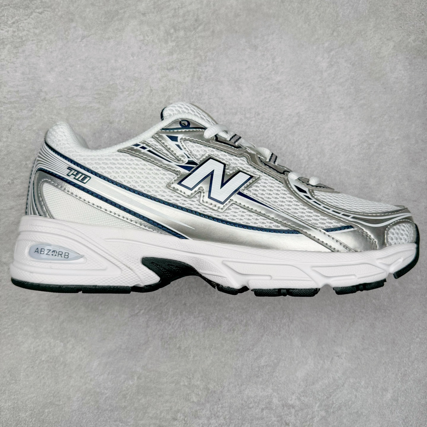 ＃福利特价 New Balance MR740 NB新百伦系列复古老爹风休闲运动慢跑鞋 采用轻质牛剖革拼接透气网眼衬垫织物鞋面材质 T-Beam大底提供足步弓支撑 保持步态稳定#后跟搭载外露缓震胶 鞋身整体以各种深浅不一的灰色覆盖 鞋头以淡蓝色调装饰，网眼衬垫通过不规律的色块实现做旧的美感 泛黄的鞋底更是进一步增添了复古气息 尺码：36 37 37.5 38 38.5 39.5 40 40.5 41.5 42 42.5 43 44 45-选品中心