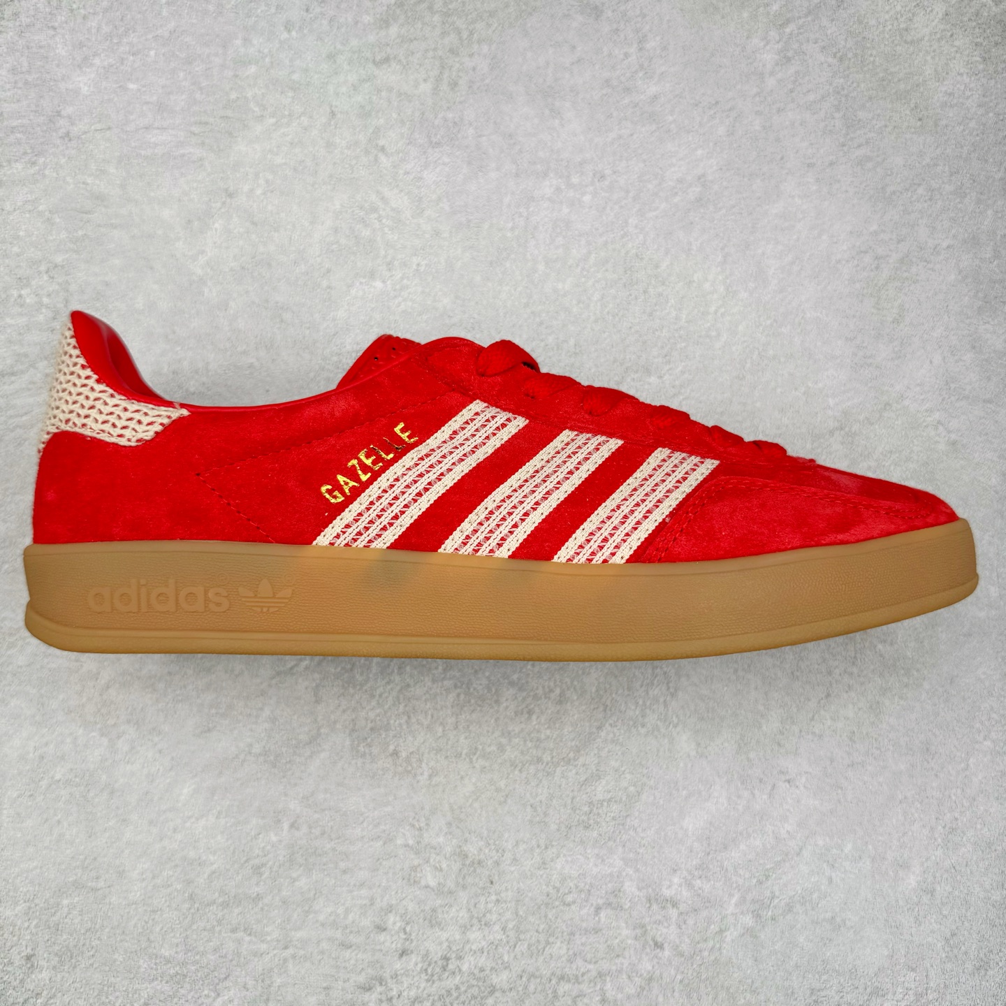 AD Gazelle Indoor Trainers 羚羊内训系列低帮复古百搭休闲运动德训风板鞋 JI2756 90年代经典的复刻版！自60年代以足球训练鞋面世以来,Gazelle就以其经典设计席卷全球。1991年版本的复刻,再造经典Gazelle。采用皮革打造,搭配浊色细节,让这款经典更加简约。尺码：36 36⅔ 37⅓ 38 38⅔ 39⅓ 40 40⅔ 41⅓ 42 42⅔ 43⅓ 44 45-选品中心