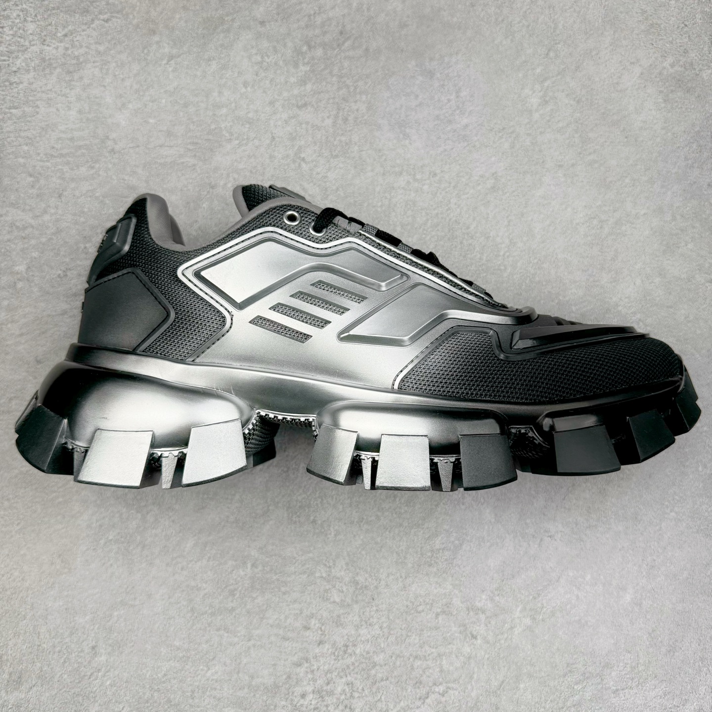 图片[7]-PRADA Cloudbust Thunder 普拉达厚底低帮休闲鞋 该鞋款选用织物和橡胶打造 诠释繁复精致的鞋型 锯齿状橡胶胎面花纹精雕细琢 橡胶饰片赋予鞋面立体效果 尺码：36 37 38 39 40 41 42 43 44 45 46 比运动鞋偏大一码-选品中心