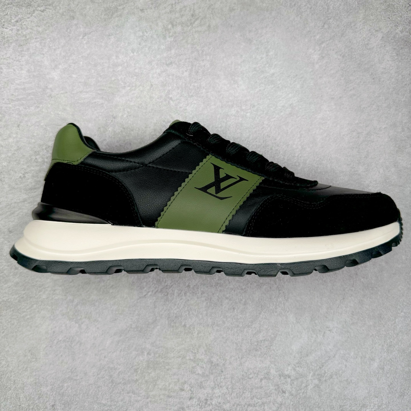 Louis Vuitton LV路易威登休闲文化运动板鞋系列 广东大厂品质 舒适轻泡大底和百搭性霸屏整个时尚娱乐圈,细节调整完美主义!鞋面采用进口头层小牛皮搭配头层磨砂牛皮材质 独家开模轻泡大底, 侧边采用3D打印标志性Logo 尽显贵族时尚气息,台湾进口小牛皮挂皮内里,配带正品全套包装。尺码:39 40 41 42 43 44(皮鞋码)-选品中心