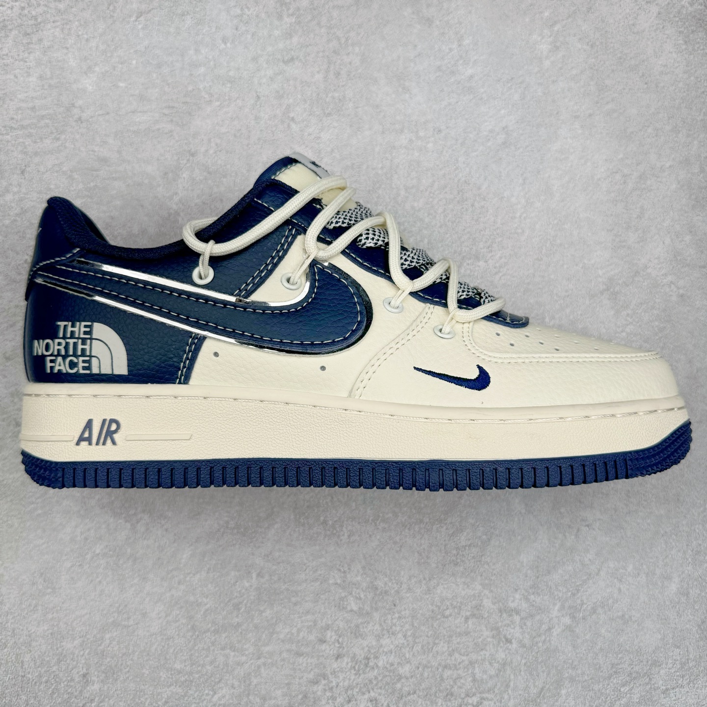 NK Air Force 1´07 Low 空军一号低帮百搭休闲运动板鞋 SJ1198-107 柔软、弹性十足的缓震性能和出色的中底设计 横跨复古与现代的外型结合 造就出风靡全球 三十多年的Force 1 直到今天还深受青睐 尺码：36 36.5 37.5 38 38.5 39 40 40.5 41 42 42.5 43 44 44.5 45-选品中心