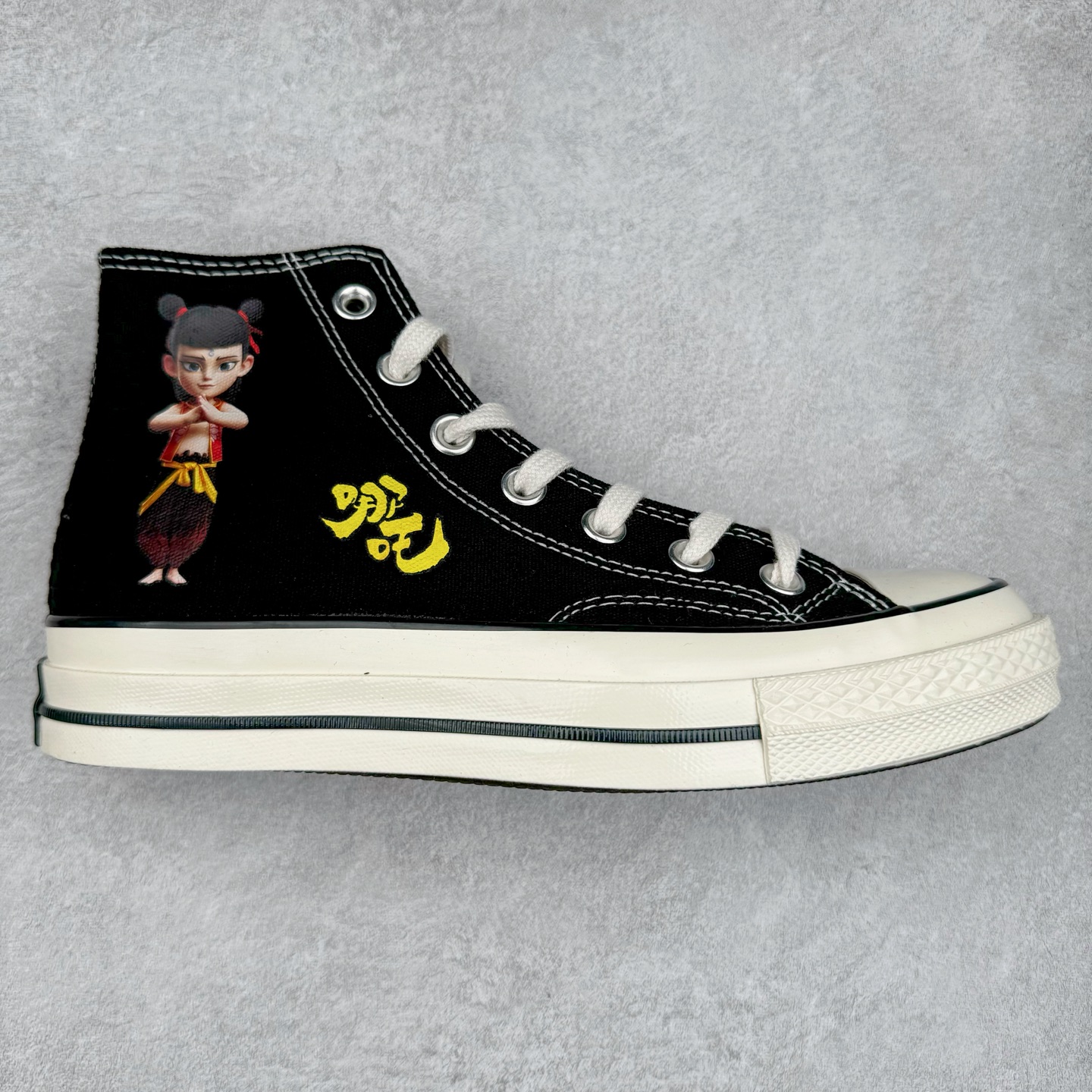 匡威 x《哪吒之魔童闹海》联名🔥 【王源同款】 匡威《哪吒之魔童闹海》联名 Chuck 1970s经典男女复古高帮帆布鞋 【国潮炸街新宠】匡威 x《哪吒之魔童闹海》联名 Chuck 70 双生灵魂鞋款！🔥 魔丸哪吒VS灵珠哪吒分饰两侧，双面设计演绎正邪对决，附赠金黄鞋带呼应乾坤圈，一鞋解锁两种叛逆态度！OrthoLite鞋垫踩感绵软，高帮经典百搭，配工装裤酷飒出街，换裙装秒变国风潮人#国潮联名 #匡威哪吒限定 尺码：35 36 36.5 37 37.5 38 39 39.5 40 41 41.5 42 42.5 43 44-选品中心