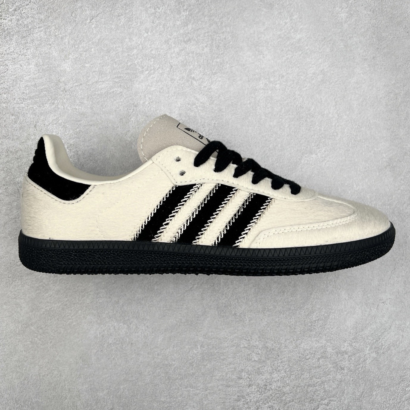 AD Original Samba OG 复古经典轻便板鞋 JI2734 这款桑巴鞋展示了高质量的工艺 带有装饰的超锁缝制和无缝的手感 柔软、柔软的皮革造型和标志性的3条纹完成了精致的外观 正规合身鞋带 鞋面上有绒面鞋垫 橡胶鞋底 享受正畸套筒软感 自50年代首次亮相以来就一直在赢得粉丝的青睐 尺码：36 36.5 37.5 38 38.5 39 40 40.5 41 42 42.5 43 44 44.5 45-选品中心