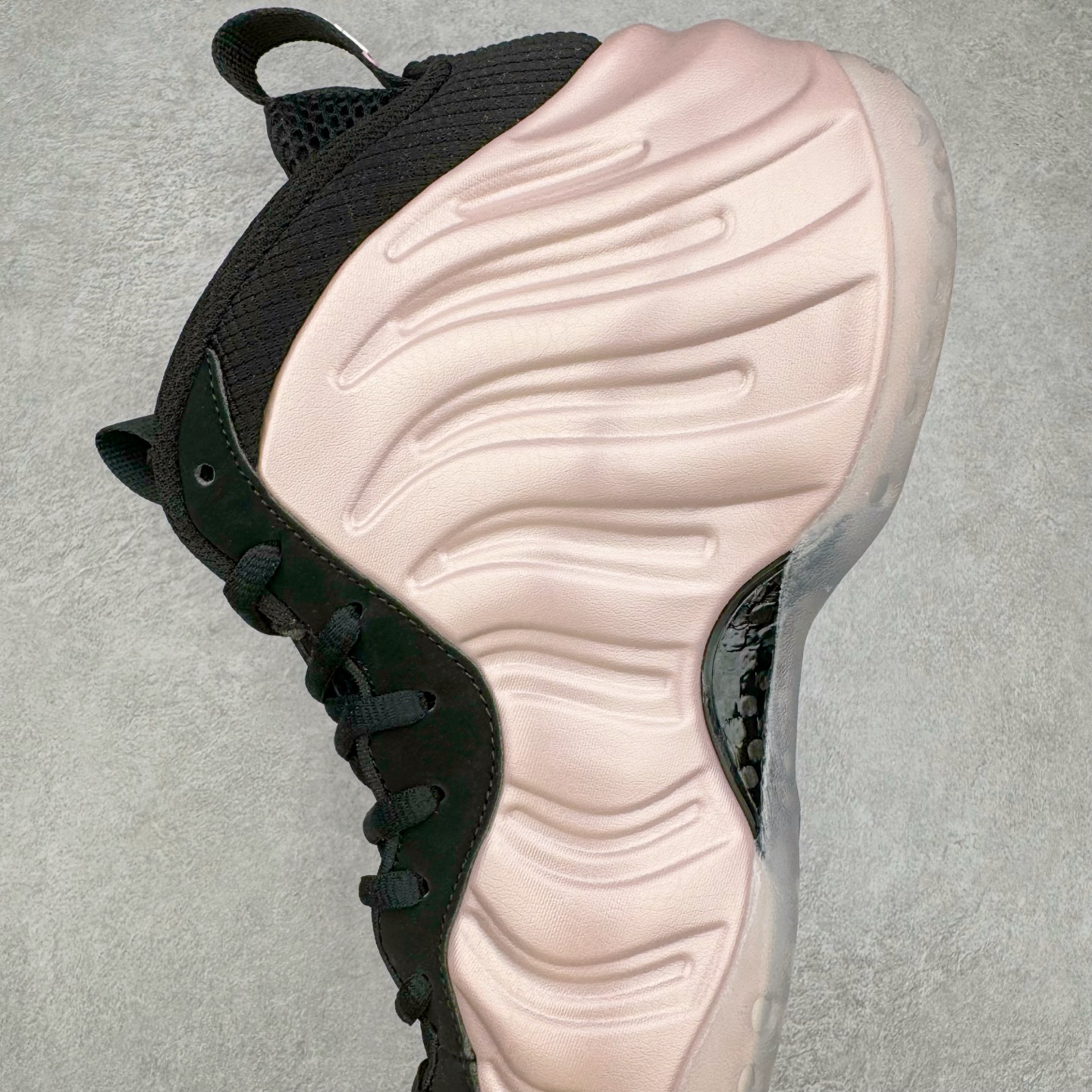 图片[7]-NK Air Foamposite One 樱花喷 HJ4187-001 莞产原底面 公司渠道同模具 鞋型发泡360度无死角 双层Zoom气垫植入 中底完美注胶 搭载原厂碳纤维材质 诞生于1997年的NK Air Foamposite系列可以说是整个球鞋历史上最为经典的系列之一 也就是我们常说的“喷”和“泡” 其中“喷”由Foamposite One代言人Penny的英文音译而来 而“泡”则来源于另一款鞋型 Foamposite Pro中\\\”pro\\\”的音译 在诞生初期 由于高昂的造价以及超前的外形 Foamposite系列的反对者不在少数 甚至有人认为这款鞋会毁掉整个球鞋行业 但事实证明这双灵感来自于甲虫 自带“黑科技”鞋面以及双层Zoom+大块碳板的太空球鞋不仅受到了大众的接受与追捧 并且成功的影响了篮球鞋的发展 尺码：38.5 39 40 40.5 41 42 42.5 43 44 44.5 45 46-选品中心