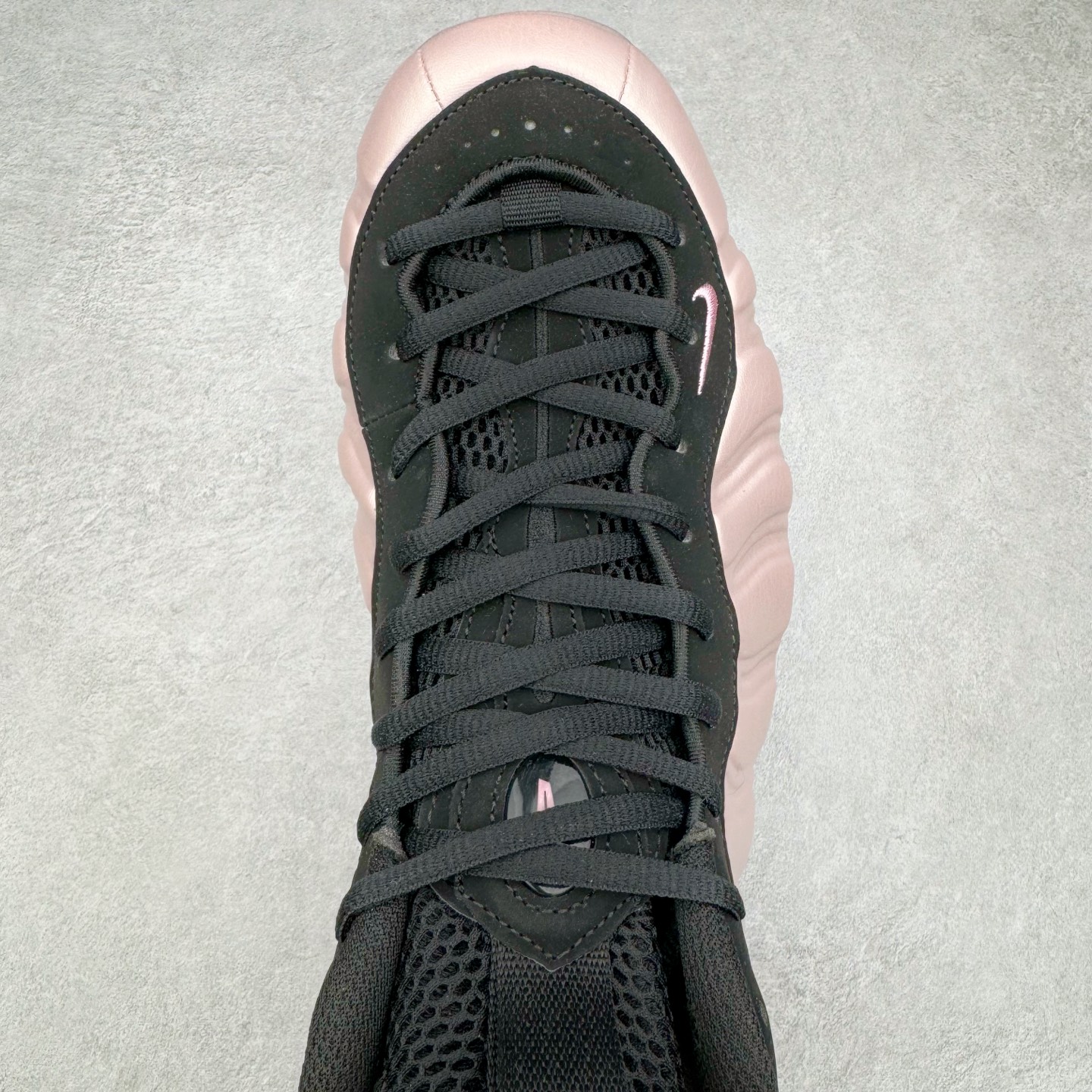 图片[4]-NK Air Foamposite One 樱花喷 HJ4187-001 莞产原底面 公司渠道同模具 鞋型发泡360度无死角 双层Zoom气垫植入 中底完美注胶 搭载原厂碳纤维材质 诞生于1997年的NK Air Foamposite系列可以说是整个球鞋历史上最为经典的系列之一 也就是我们常说的“喷”和“泡” 其中“喷”由Foamposite One代言人Penny的英文音译而来 而“泡”则来源于另一款鞋型 Foamposite Pro中\\\”pro\\\”的音译 在诞生初期 由于高昂的造价以及超前的外形 Foamposite系列的反对者不在少数 甚至有人认为这款鞋会毁掉整个球鞋行业 但事实证明这双灵感来自于甲虫 自带“黑科技”鞋面以及双层Zoom+大块碳板的太空球鞋不仅受到了大众的接受与追捧 并且成功的影响了篮球鞋的发展 尺码：38.5 39 40 40.5 41 42 42.5 43 44 44.5 45 46-选品中心