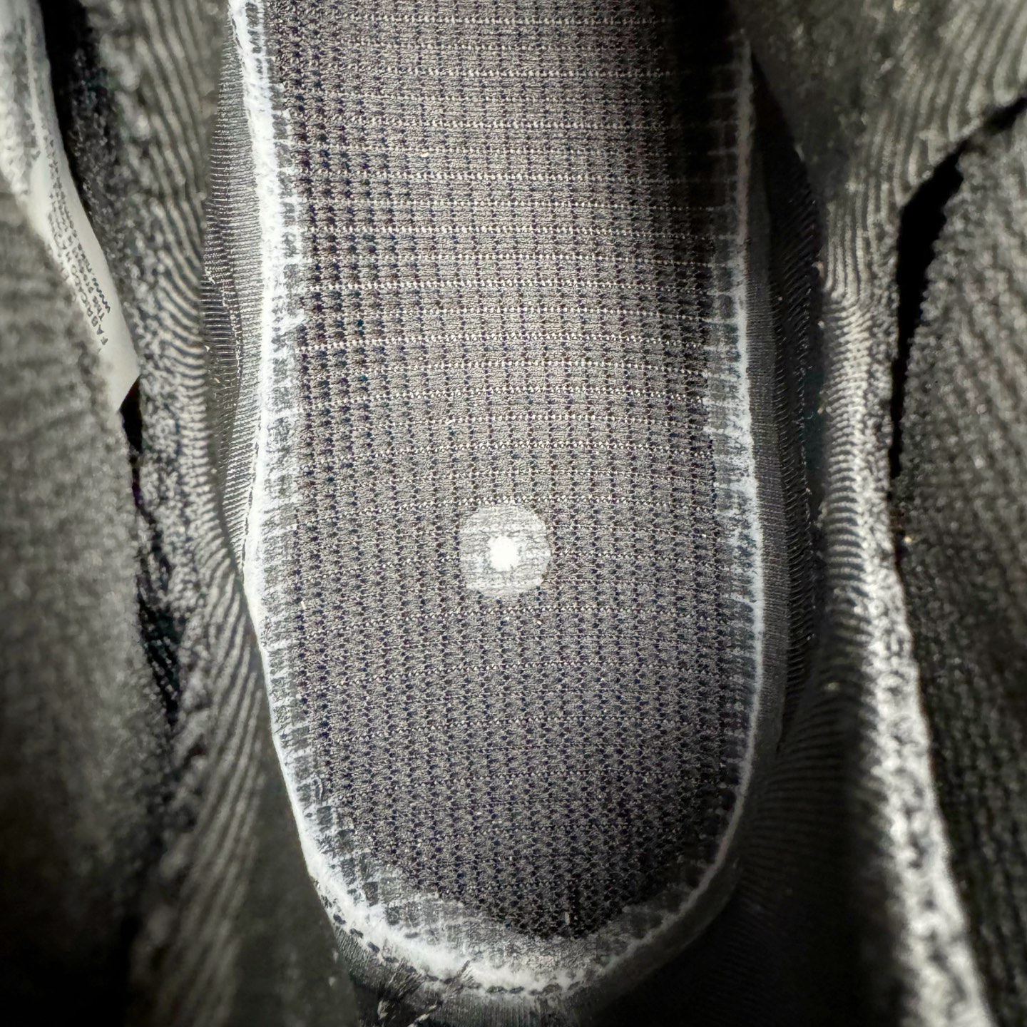 图片[18]-NK Air Foamposite One 樱花喷 HJ4187-001 莞产原底面 公司渠道同模具 鞋型发泡360度无死角 双层Zoom气垫植入 中底完美注胶 搭载原厂碳纤维材质 诞生于1997年的NK Air Foamposite系列可以说是整个球鞋历史上最为经典的系列之一 也就是我们常说的“喷”和“泡” 其中“喷”由Foamposite One代言人Penny的英文音译而来 而“泡”则来源于另一款鞋型 Foamposite Pro中\\\”pro\\\”的音译 在诞生初期 由于高昂的造价以及超前的外形 Foamposite系列的反对者不在少数 甚至有人认为这款鞋会毁掉整个球鞋行业 但事实证明这双灵感来自于甲虫 自带“黑科技”鞋面以及双层Zoom+大块碳板的太空球鞋不仅受到了大众的接受与追捧 并且成功的影响了篮球鞋的发展 尺码：38.5 39 40 40.5 41 42 42.5 43 44 44.5 45 46-选品中心