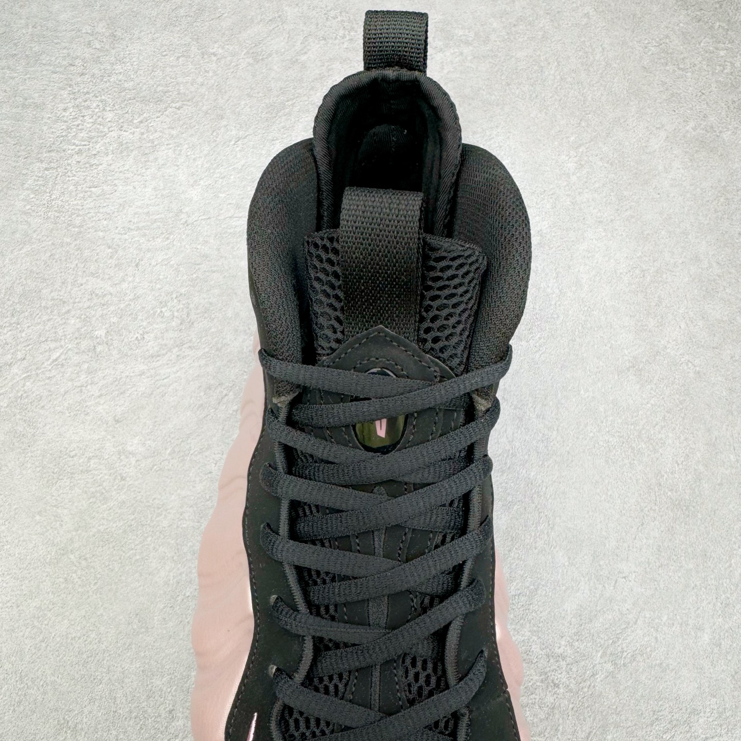 图片[5]-NK Air Foamposite One 樱花喷 HJ4187-001 莞产原底面 公司渠道同模具 鞋型发泡360度无死角 双层Zoom气垫植入 中底完美注胶 搭载原厂碳纤维材质 诞生于1997年的NK Air Foamposite系列可以说是整个球鞋历史上最为经典的系列之一 也就是我们常说的“喷”和“泡” 其中“喷”由Foamposite One代言人Penny的英文音译而来 而“泡”则来源于另一款鞋型 Foamposite Pro中\\\”pro\\\”的音译 在诞生初期 由于高昂的造价以及超前的外形 Foamposite系列的反对者不在少数 甚至有人认为这款鞋会毁掉整个球鞋行业 但事实证明这双灵感来自于甲虫 自带“黑科技”鞋面以及双层Zoom+大块碳板的太空球鞋不仅受到了大众的接受与追捧 并且成功的影响了篮球鞋的发展 尺码：38.5 39 40 40.5 41 42 42.5 43 44 44.5 45 46-选品中心