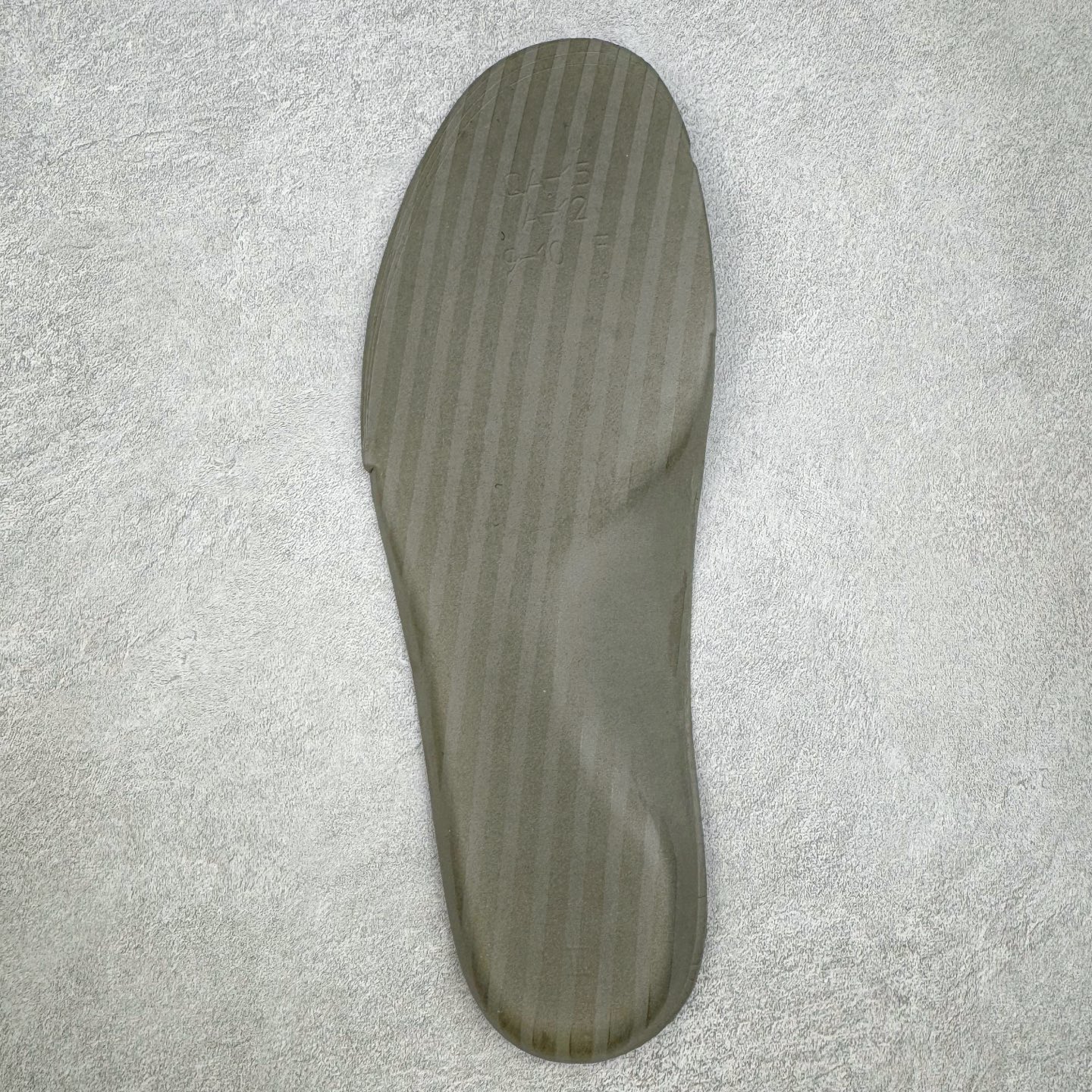 图片[22]-NK Air Foamposite One 樱花喷 HJ4187-001 莞产原底面 公司渠道同模具 鞋型发泡360度无死角 双层Zoom气垫植入 中底完美注胶 搭载原厂碳纤维材质 诞生于1997年的NK Air Foamposite系列可以说是整个球鞋历史上最为经典的系列之一 也就是我们常说的“喷”和“泡” 其中“喷”由Foamposite One代言人Penny的英文音译而来 而“泡”则来源于另一款鞋型 Foamposite Pro中\\\”pro\\\”的音译 在诞生初期 由于高昂的造价以及超前的外形 Foamposite系列的反对者不在少数 甚至有人认为这款鞋会毁掉整个球鞋行业 但事实证明这双灵感来自于甲虫 自带“黑科技”鞋面以及双层Zoom+大块碳板的太空球鞋不仅受到了大众的接受与追捧 并且成功的影响了篮球鞋的发展 尺码：38.5 39 40 40.5 41 42 42.5 43 44 44.5 45 46-选品中心