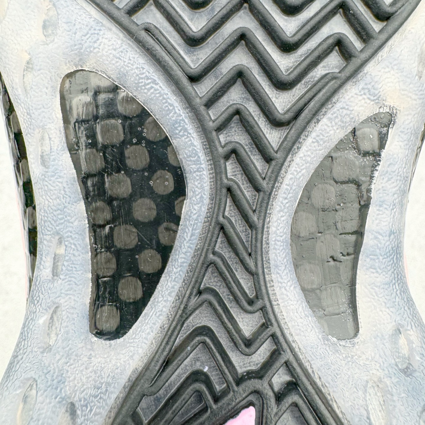 图片[16]-NK Air Foamposite One 樱花喷 HJ4187-001 莞产原底面 公司渠道同模具 鞋型发泡360度无死角 双层Zoom气垫植入 中底完美注胶 搭载原厂碳纤维材质 诞生于1997年的NK Air Foamposite系列可以说是整个球鞋历史上最为经典的系列之一 也就是我们常说的“喷”和“泡” 其中“喷”由Foamposite One代言人Penny的英文音译而来 而“泡”则来源于另一款鞋型 Foamposite Pro中\\\”pro\\\”的音译 在诞生初期 由于高昂的造价以及超前的外形 Foamposite系列的反对者不在少数 甚至有人认为这款鞋会毁掉整个球鞋行业 但事实证明这双灵感来自于甲虫 自带“黑科技”鞋面以及双层Zoom+大块碳板的太空球鞋不仅受到了大众的接受与追捧 并且成功的影响了篮球鞋的发展 尺码：38.5 39 40 40.5 41 42 42.5 43 44 44.5 45 46-选品中心