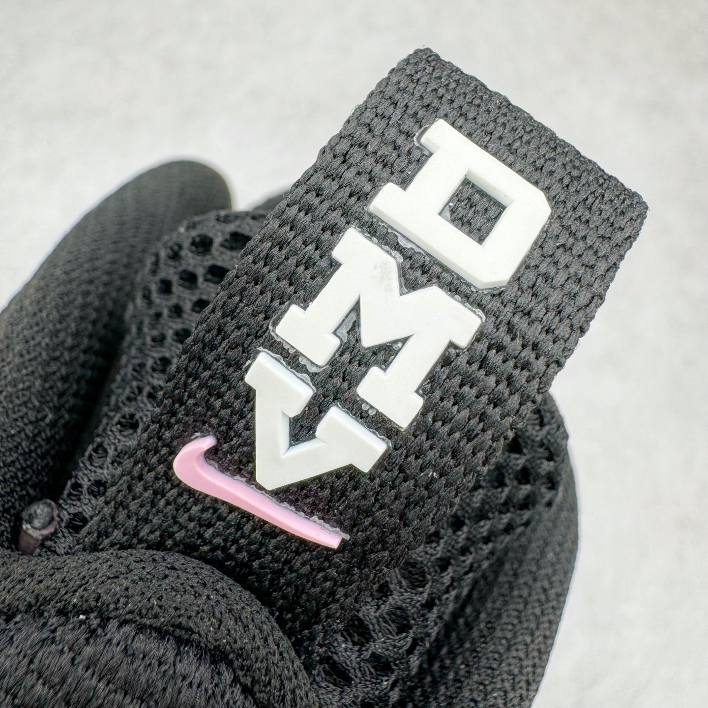 图片[10]-NK Air Foamposite One 樱花喷 HJ4187-001 莞产原底面 公司渠道同模具 鞋型发泡360度无死角 双层Zoom气垫植入 中底完美注胶 搭载原厂碳纤维材质 诞生于1997年的NK Air Foamposite系列可以说是整个球鞋历史上最为经典的系列之一 也就是我们常说的“喷”和“泡” 其中“喷”由Foamposite One代言人Penny的英文音译而来 而“泡”则来源于另一款鞋型 Foamposite Pro中\\\”pro\\\”的音译 在诞生初期 由于高昂的造价以及超前的外形 Foamposite系列的反对者不在少数 甚至有人认为这款鞋会毁掉整个球鞋行业 但事实证明这双灵感来自于甲虫 自带“黑科技”鞋面以及双层Zoom+大块碳板的太空球鞋不仅受到了大众的接受与追捧 并且成功的影响了篮球鞋的发展 尺码：38.5 39 40 40.5 41 42 42.5 43 44 44.5 45 46-选品中心