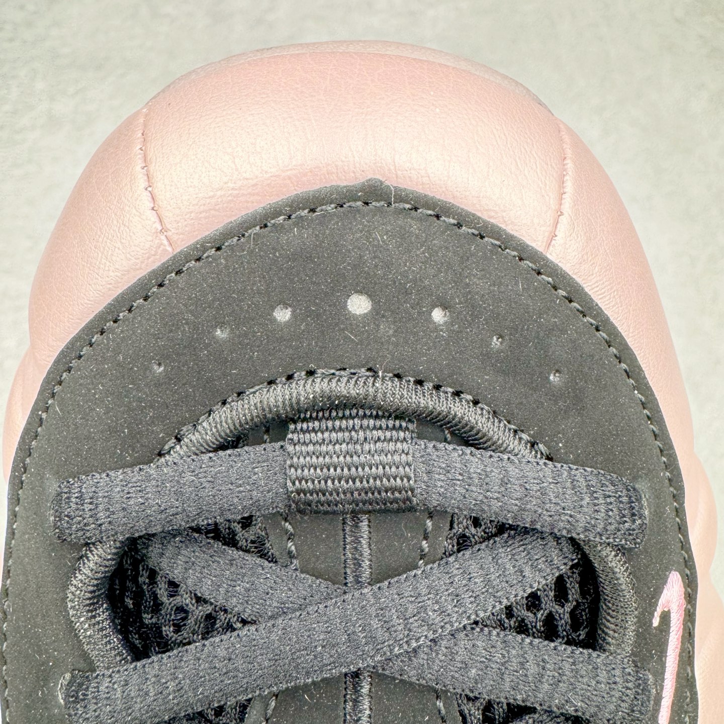 图片[11]-NK Air Foamposite One 樱花喷 HJ4187-001 莞产原底面 公司渠道同模具 鞋型发泡360度无死角 双层Zoom气垫植入 中底完美注胶 搭载原厂碳纤维材质 诞生于1997年的NK Air Foamposite系列可以说是整个球鞋历史上最为经典的系列之一 也就是我们常说的“喷”和“泡” 其中“喷”由Foamposite One代言人Penny的英文音译而来 而“泡”则来源于另一款鞋型 Foamposite Pro中\\\”pro\\\”的音译 在诞生初期 由于高昂的造价以及超前的外形 Foamposite系列的反对者不在少数 甚至有人认为这款鞋会毁掉整个球鞋行业 但事实证明这双灵感来自于甲虫 自带“黑科技”鞋面以及双层Zoom+大块碳板的太空球鞋不仅受到了大众的接受与追捧 并且成功的影响了篮球鞋的发展 尺码：38.5 39 40 40.5 41 42 42.5 43 44 44.5 45 46-选品中心