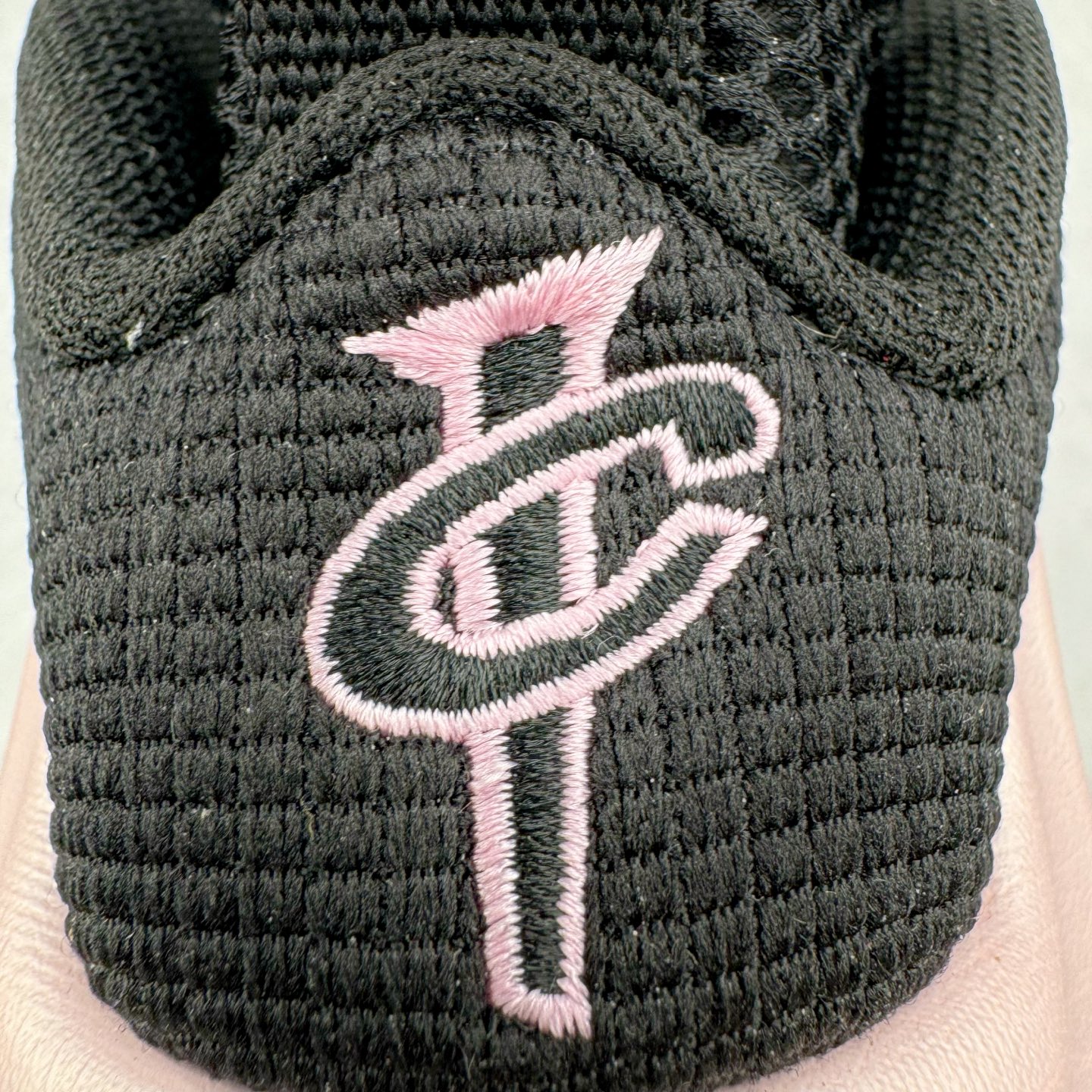 图片[17]-NK Air Foamposite One 樱花喷 HJ4187-001 莞产原底面 公司渠道同模具 鞋型发泡360度无死角 双层Zoom气垫植入 中底完美注胶 搭载原厂碳纤维材质 诞生于1997年的NK Air Foamposite系列可以说是整个球鞋历史上最为经典的系列之一 也就是我们常说的“喷”和“泡” 其中“喷”由Foamposite One代言人Penny的英文音译而来 而“泡”则来源于另一款鞋型 Foamposite Pro中\\\”pro\\\”的音译 在诞生初期 由于高昂的造价以及超前的外形 Foamposite系列的反对者不在少数 甚至有人认为这款鞋会毁掉整个球鞋行业 但事实证明这双灵感来自于甲虫 自带“黑科技”鞋面以及双层Zoom+大块碳板的太空球鞋不仅受到了大众的接受与追捧 并且成功的影响了篮球鞋的发展 尺码：38.5 39 40 40.5 41 42 42.5 43 44 44.5 45 46-选品中心