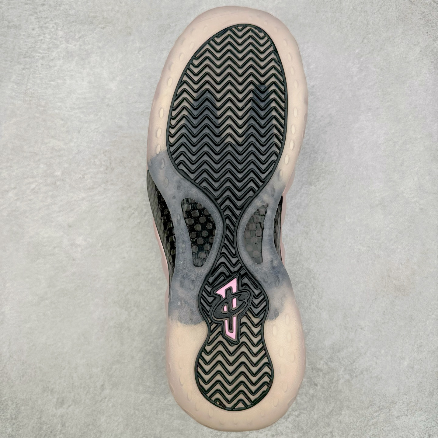 图片[9]-NK Air Foamposite One 樱花喷 HJ4187-001 莞产原底面 公司渠道同模具 鞋型发泡360度无死角 双层Zoom气垫植入 中底完美注胶 搭载原厂碳纤维材质 诞生于1997年的NK Air Foamposite系列可以说是整个球鞋历史上最为经典的系列之一 也就是我们常说的“喷”和“泡” 其中“喷”由Foamposite One代言人Penny的英文音译而来 而“泡”则来源于另一款鞋型 Foamposite Pro中\\\”pro\\\”的音译 在诞生初期 由于高昂的造价以及超前的外形 Foamposite系列的反对者不在少数 甚至有人认为这款鞋会毁掉整个球鞋行业 但事实证明这双灵感来自于甲虫 自带“黑科技”鞋面以及双层Zoom+大块碳板的太空球鞋不仅受到了大众的接受与追捧 并且成功的影响了篮球鞋的发展 尺码：38.5 39 40 40.5 41 42 42.5 43 44 44.5 45 46-选品中心