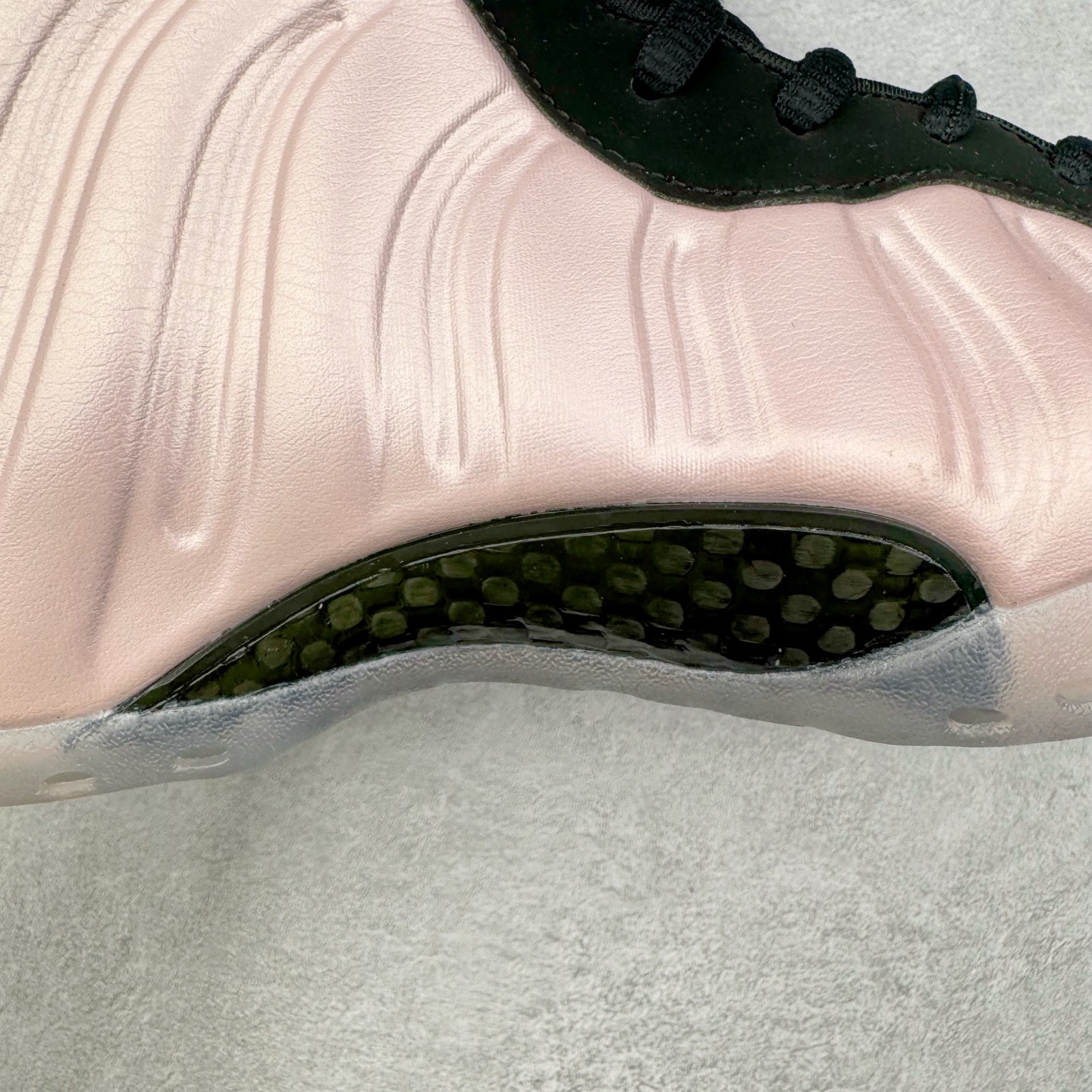 图片[14]-NK Air Foamposite One 樱花喷 HJ4187-001 莞产原底面 公司渠道同模具 鞋型发泡360度无死角 双层Zoom气垫植入 中底完美注胶 搭载原厂碳纤维材质 诞生于1997年的NK Air Foamposite系列可以说是整个球鞋历史上最为经典的系列之一 也就是我们常说的“喷”和“泡” 其中“喷”由Foamposite One代言人Penny的英文音译而来 而“泡”则来源于另一款鞋型 Foamposite Pro中\\\”pro\\\”的音译 在诞生初期 由于高昂的造价以及超前的外形 Foamposite系列的反对者不在少数 甚至有人认为这款鞋会毁掉整个球鞋行业 但事实证明这双灵感来自于甲虫 自带“黑科技”鞋面以及双层Zoom+大块碳板的太空球鞋不仅受到了大众的接受与追捧 并且成功的影响了篮球鞋的发展 尺码：38.5 39 40 40.5 41 42 42.5 43 44 44.5 45 46-选品中心