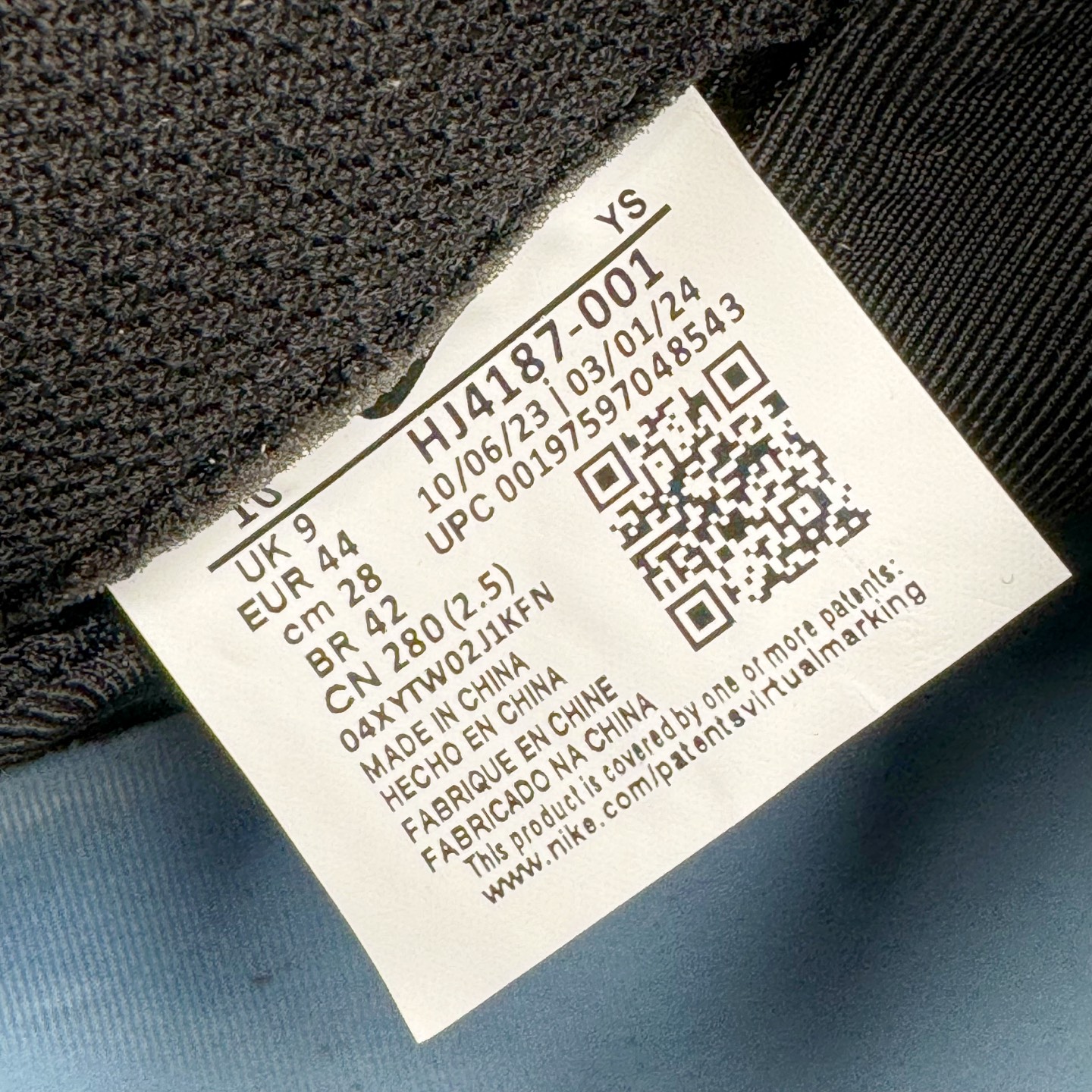 图片[20]-NK Air Foamposite One 樱花喷 HJ4187-001 莞产原底面 公司渠道同模具 鞋型发泡360度无死角 双层Zoom气垫植入 中底完美注胶 搭载原厂碳纤维材质 诞生于1997年的NK Air Foamposite系列可以说是整个球鞋历史上最为经典的系列之一 也就是我们常说的“喷”和“泡” 其中“喷”由Foamposite One代言人Penny的英文音译而来 而“泡”则来源于另一款鞋型 Foamposite Pro中\\\”pro\\\”的音译 在诞生初期 由于高昂的造价以及超前的外形 Foamposite系列的反对者不在少数 甚至有人认为这款鞋会毁掉整个球鞋行业 但事实证明这双灵感来自于甲虫 自带“黑科技”鞋面以及双层Zoom+大块碳板的太空球鞋不仅受到了大众的接受与追捧 并且成功的影响了篮球鞋的发展 尺码：38.5 39 40 40.5 41 42 42.5 43 44 44.5 45 46-选品中心