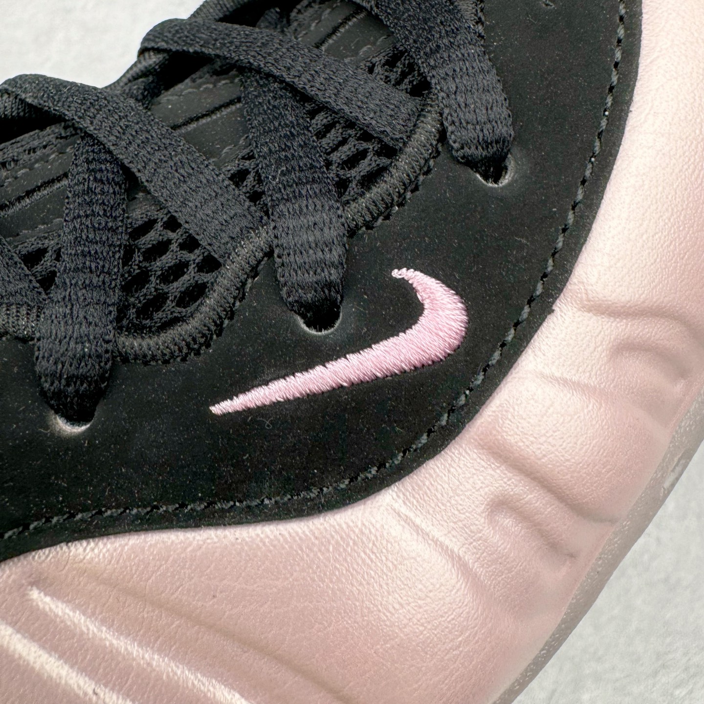 图片[12]-NK Air Foamposite One 樱花喷 HJ4187-001 莞产原底面 公司渠道同模具 鞋型发泡360度无死角 双层Zoom气垫植入 中底完美注胶 搭载原厂碳纤维材质 诞生于1997年的NK Air Foamposite系列可以说是整个球鞋历史上最为经典的系列之一 也就是我们常说的“喷”和“泡” 其中“喷”由Foamposite One代言人Penny的英文音译而来 而“泡”则来源于另一款鞋型 Foamposite Pro中\\\”pro\\\”的音译 在诞生初期 由于高昂的造价以及超前的外形 Foamposite系列的反对者不在少数 甚至有人认为这款鞋会毁掉整个球鞋行业 但事实证明这双灵感来自于甲虫 自带“黑科技”鞋面以及双层Zoom+大块碳板的太空球鞋不仅受到了大众的接受与追捧 并且成功的影响了篮球鞋的发展 尺码：38.5 39 40 40.5 41 42 42.5 43 44 44.5 45 46-选品中心