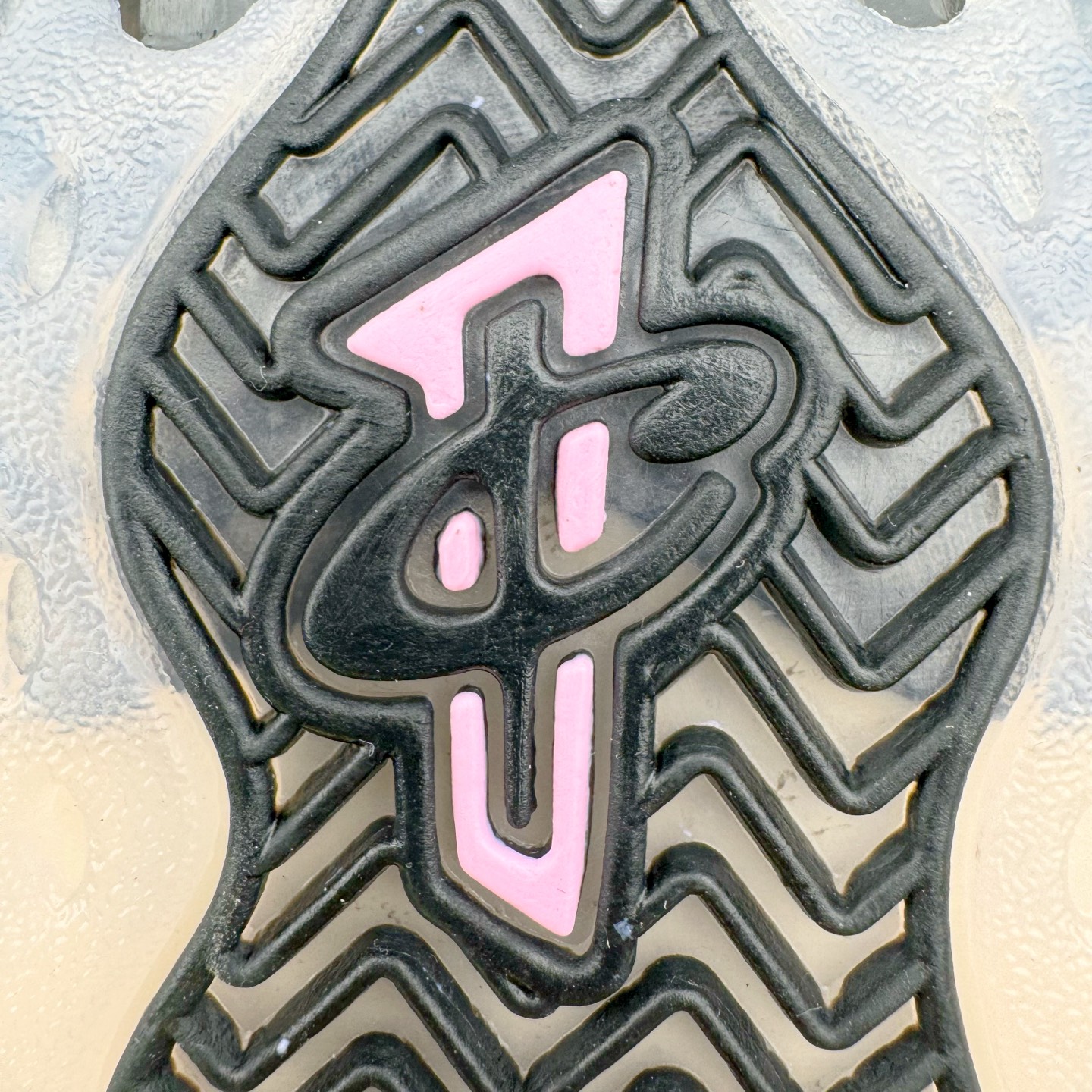 图片[15]-NK Air Foamposite One 樱花喷 HJ4187-001 莞产原底面 公司渠道同模具 鞋型发泡360度无死角 双层Zoom气垫植入 中底完美注胶 搭载原厂碳纤维材质 诞生于1997年的NK Air Foamposite系列可以说是整个球鞋历史上最为经典的系列之一 也就是我们常说的“喷”和“泡” 其中“喷”由Foamposite One代言人Penny的英文音译而来 而“泡”则来源于另一款鞋型 Foamposite Pro中\\\”pro\\\”的音译 在诞生初期 由于高昂的造价以及超前的外形 Foamposite系列的反对者不在少数 甚至有人认为这款鞋会毁掉整个球鞋行业 但事实证明这双灵感来自于甲虫 自带“黑科技”鞋面以及双层Zoom+大块碳板的太空球鞋不仅受到了大众的接受与追捧 并且成功的影响了篮球鞋的发展 尺码：38.5 39 40 40.5 41 42 42.5 43 44 44.5 45 46-选品中心