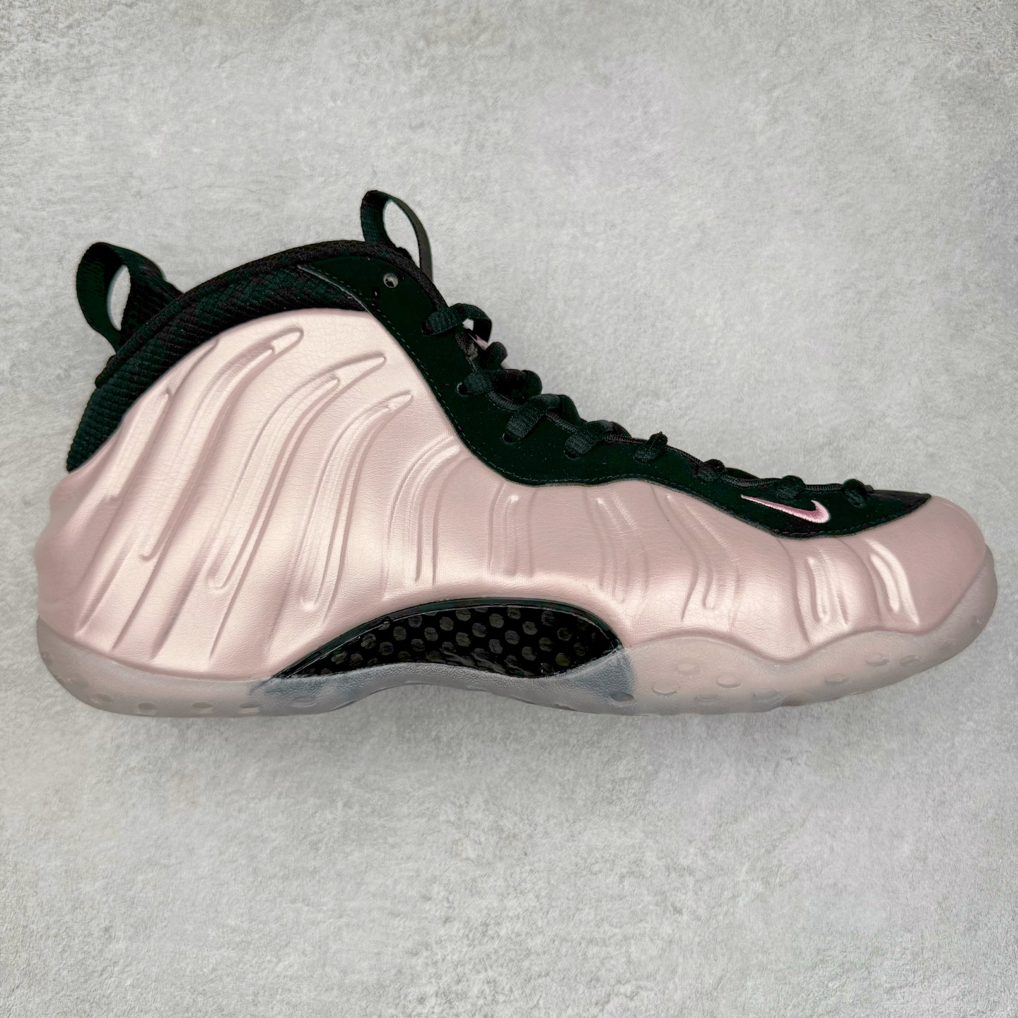 NK Air Foamposite One 樱花喷 HJ4187-001 莞产原底面 公司渠道同模具 鞋型发泡360度无死角 双层Zoom气垫植入 中底完美注胶 搭载原厂碳纤维材质 诞生于1997年的NK Air Foamposite系列可以说是整个球鞋历史上最为经典的系列之一 也就是我们常说的“喷”和“泡” 其中“喷”由Foamposite One代言人Penny的英文音译而来 而“泡”则来源于另一款鞋型 Foamposite Pro中\\\”pro\\\”的音译 在诞生初期 由于高昂的造价以及超前的外形 Foamposite系列的反对者不在少数 甚至有人认为这款鞋会毁掉整个球鞋行业 但事实证明这双灵感来自于甲虫 自带“黑科技”鞋面以及双层Zoom+大块碳板的太空球鞋不仅受到了大众的接受与追捧 并且成功的影响了篮球鞋的发展 尺码：38.5 39 40 40.5 41 42 42.5 43 44 44.5 45 46-选品中心