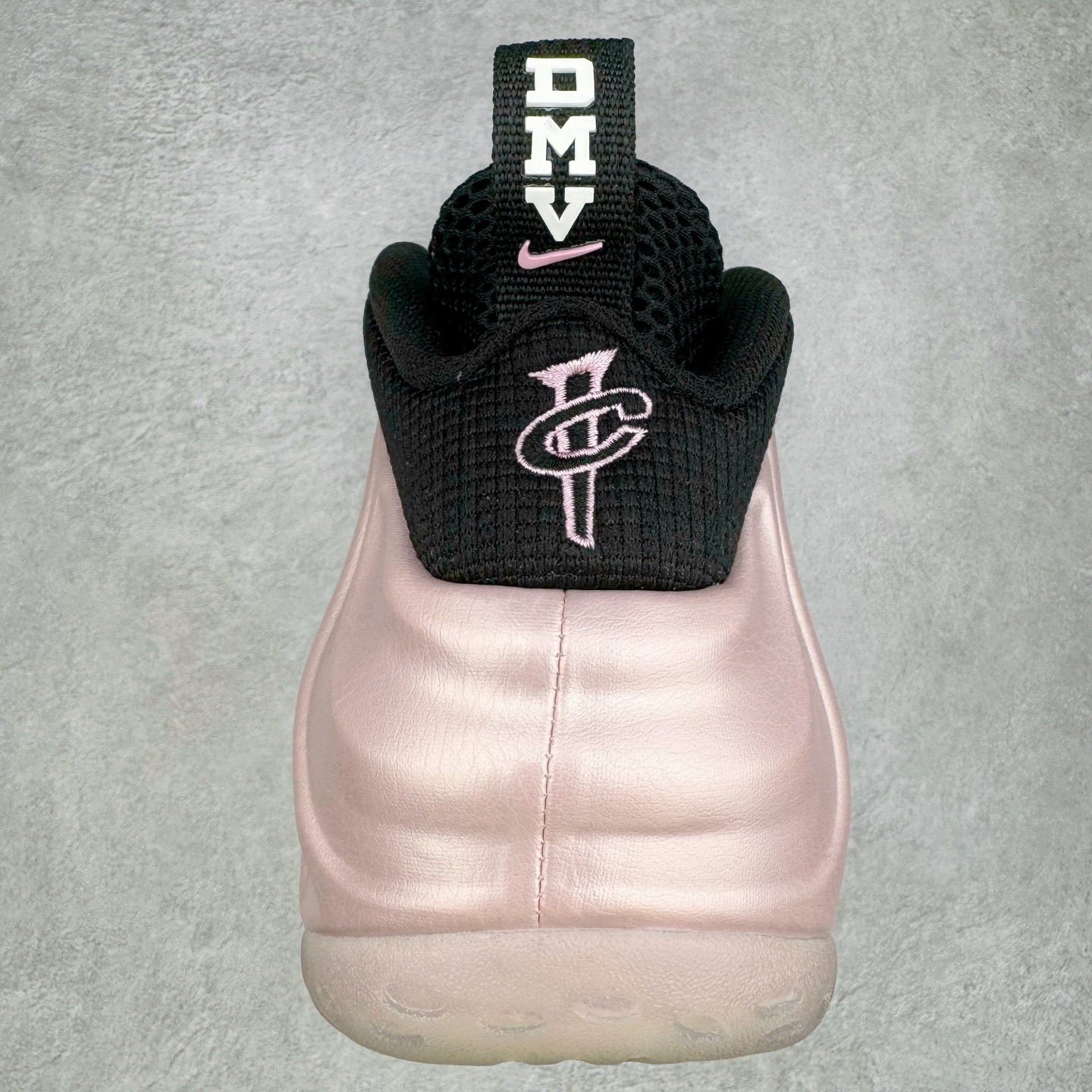 图片[8]-NK Air Foamposite One 樱花喷 HJ4187-001 莞产原底面 公司渠道同模具 鞋型发泡360度无死角 双层Zoom气垫植入 中底完美注胶 搭载原厂碳纤维材质 诞生于1997年的NK Air Foamposite系列可以说是整个球鞋历史上最为经典的系列之一 也就是我们常说的“喷”和“泡” 其中“喷”由Foamposite One代言人Penny的英文音译而来 而“泡”则来源于另一款鞋型 Foamposite Pro中\\\”pro\\\”的音译 在诞生初期 由于高昂的造价以及超前的外形 Foamposite系列的反对者不在少数 甚至有人认为这款鞋会毁掉整个球鞋行业 但事实证明这双灵感来自于甲虫 自带“黑科技”鞋面以及双层Zoom+大块碳板的太空球鞋不仅受到了大众的接受与追捧 并且成功的影响了篮球鞋的发展 尺码：38.5 39 40 40.5 41 42 42.5 43 44 44.5 45 46-选品中心