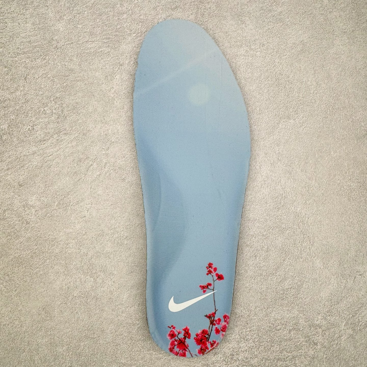 图片[21]-NK Air Foamposite One 樱花喷 HJ4187-001 莞产原底面 公司渠道同模具 鞋型发泡360度无死角 双层Zoom气垫植入 中底完美注胶 搭载原厂碳纤维材质 诞生于1997年的NK Air Foamposite系列可以说是整个球鞋历史上最为经典的系列之一 也就是我们常说的“喷”和“泡” 其中“喷”由Foamposite One代言人Penny的英文音译而来 而“泡”则来源于另一款鞋型 Foamposite Pro中\\\”pro\\\”的音译 在诞生初期 由于高昂的造价以及超前的外形 Foamposite系列的反对者不在少数 甚至有人认为这款鞋会毁掉整个球鞋行业 但事实证明这双灵感来自于甲虫 自带“黑科技”鞋面以及双层Zoom+大块碳板的太空球鞋不仅受到了大众的接受与追捧 并且成功的影响了篮球鞋的发展 尺码：38.5 39 40 40.5 41 42 42.5 43 44 44.5 45 46-选品中心