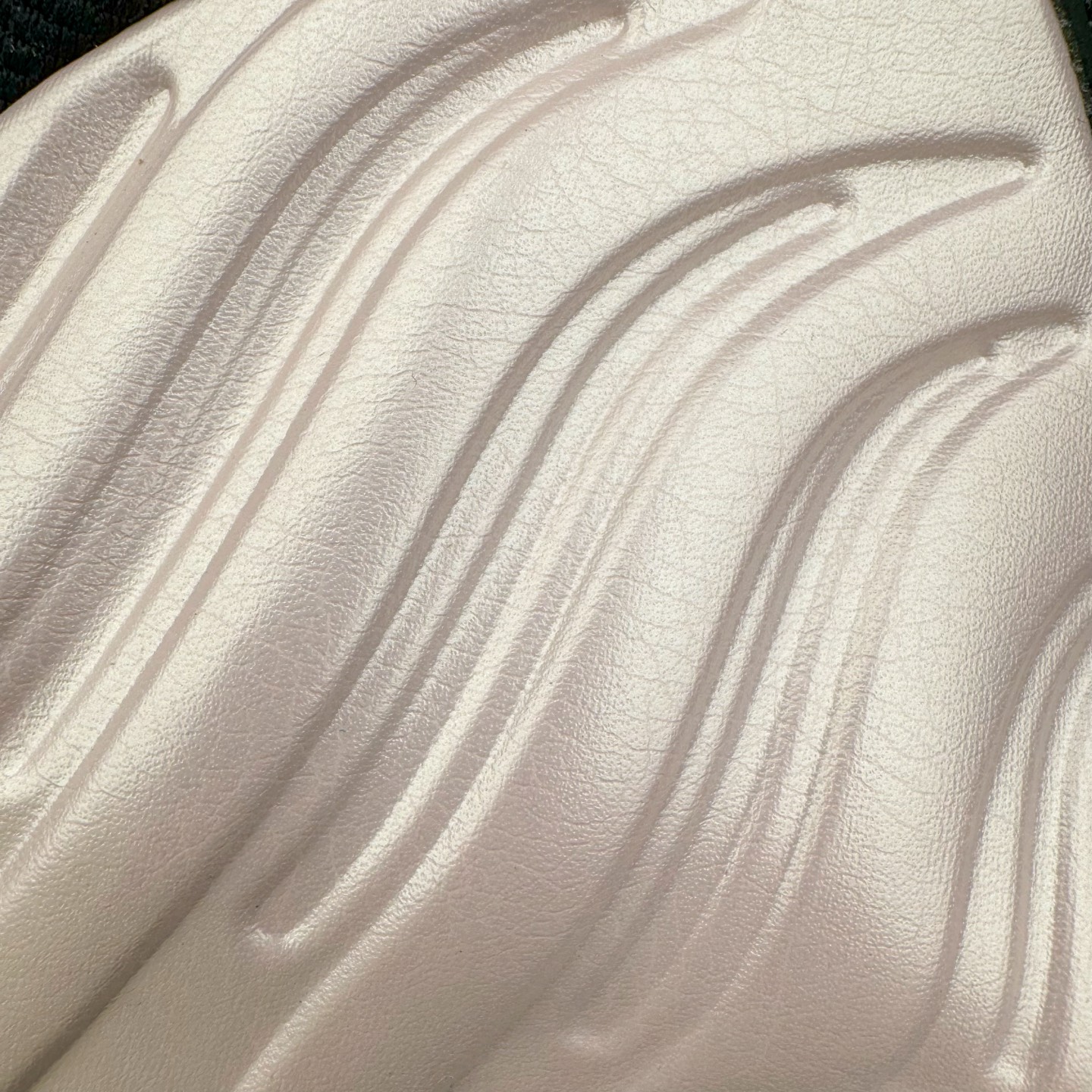 图片[13]-NK Air Foamposite One 樱花喷 HJ4187-001 莞产原底面 公司渠道同模具 鞋型发泡360度无死角 双层Zoom气垫植入 中底完美注胶 搭载原厂碳纤维材质 诞生于1997年的NK Air Foamposite系列可以说是整个球鞋历史上最为经典的系列之一 也就是我们常说的“喷”和“泡” 其中“喷”由Foamposite One代言人Penny的英文音译而来 而“泡”则来源于另一款鞋型 Foamposite Pro中\\\”pro\\\”的音译 在诞生初期 由于高昂的造价以及超前的外形 Foamposite系列的反对者不在少数 甚至有人认为这款鞋会毁掉整个球鞋行业 但事实证明这双灵感来自于甲虫 自带“黑科技”鞋面以及双层Zoom+大块碳板的太空球鞋不仅受到了大众的接受与追捧 并且成功的影响了篮球鞋的发展 尺码：38.5 39 40 40.5 41 42 42.5 43 44 44.5 45 46-选品中心