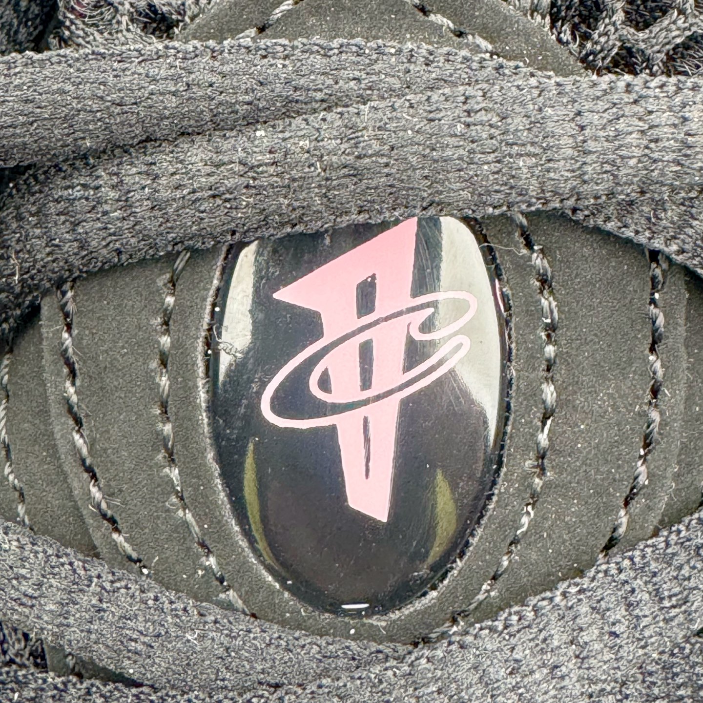 图片[19]-NK Air Foamposite One 樱花喷 HJ4187-001 莞产原底面 公司渠道同模具 鞋型发泡360度无死角 双层Zoom气垫植入 中底完美注胶 搭载原厂碳纤维材质 诞生于1997年的NK Air Foamposite系列可以说是整个球鞋历史上最为经典的系列之一 也就是我们常说的“喷”和“泡” 其中“喷”由Foamposite One代言人Penny的英文音译而来 而“泡”则来源于另一款鞋型 Foamposite Pro中\\\”pro\\\”的音译 在诞生初期 由于高昂的造价以及超前的外形 Foamposite系列的反对者不在少数 甚至有人认为这款鞋会毁掉整个球鞋行业 但事实证明这双灵感来自于甲虫 自带“黑科技”鞋面以及双层Zoom+大块碳板的太空球鞋不仅受到了大众的接受与追捧 并且成功的影响了篮球鞋的发展 尺码：38.5 39 40 40.5 41 42 42.5 43 44 44.5 45 46-选品中心