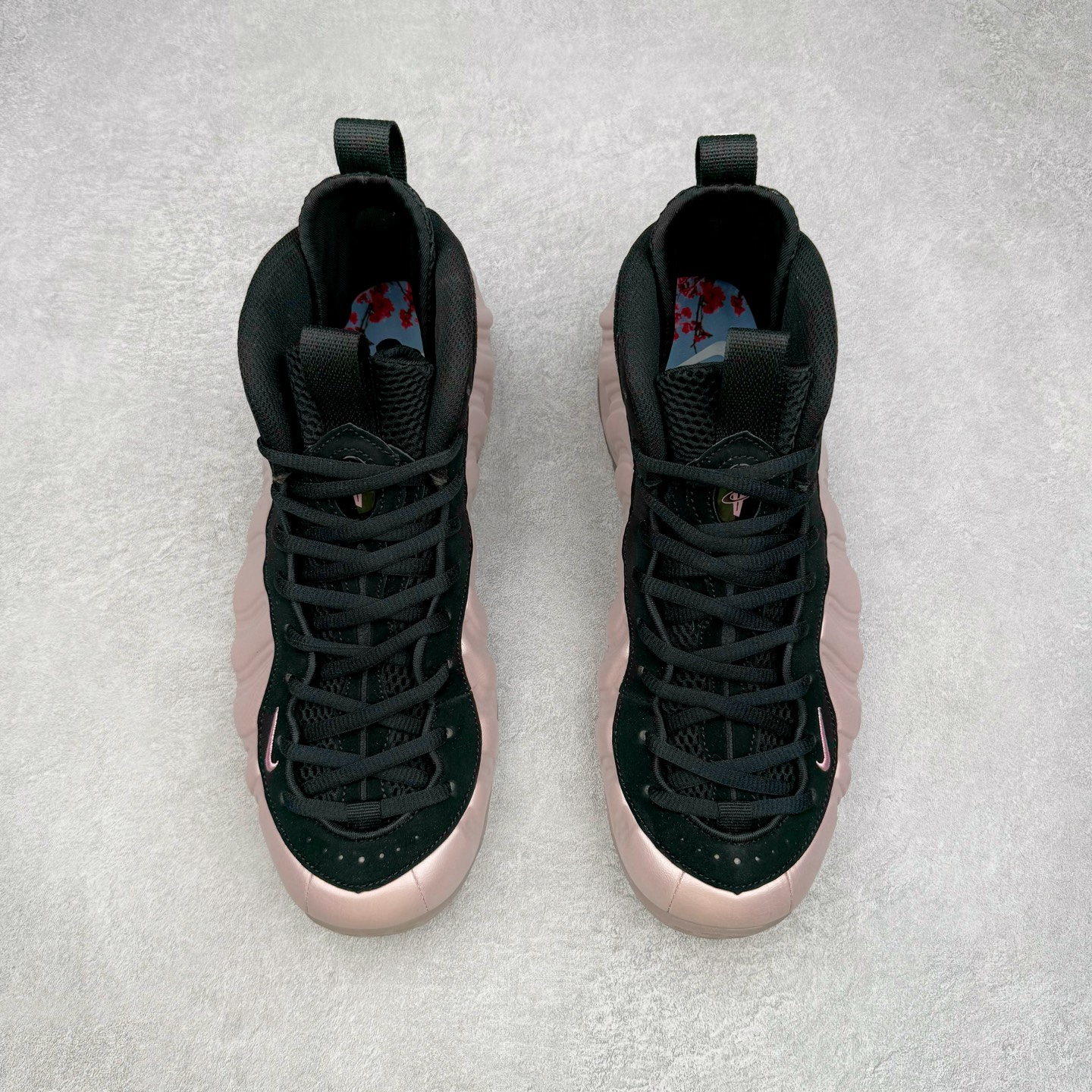 图片[2]-NK Air Foamposite One 樱花喷 HJ4187-001 莞产原底面 公司渠道同模具 鞋型发泡360度无死角 双层Zoom气垫植入 中底完美注胶 搭载原厂碳纤维材质 诞生于1997年的NK Air Foamposite系列可以说是整个球鞋历史上最为经典的系列之一 也就是我们常说的“喷”和“泡” 其中“喷”由Foamposite One代言人Penny的英文音译而来 而“泡”则来源于另一款鞋型 Foamposite Pro中\\\”pro\\\”的音译 在诞生初期 由于高昂的造价以及超前的外形 Foamposite系列的反对者不在少数 甚至有人认为这款鞋会毁掉整个球鞋行业 但事实证明这双灵感来自于甲虫 自带“黑科技”鞋面以及双层Zoom+大块碳板的太空球鞋不仅受到了大众的接受与追捧 并且成功的影响了篮球鞋的发展 尺码：38.5 39 40 40.5 41 42 42.5 43 44 44.5 45 46-选品中心