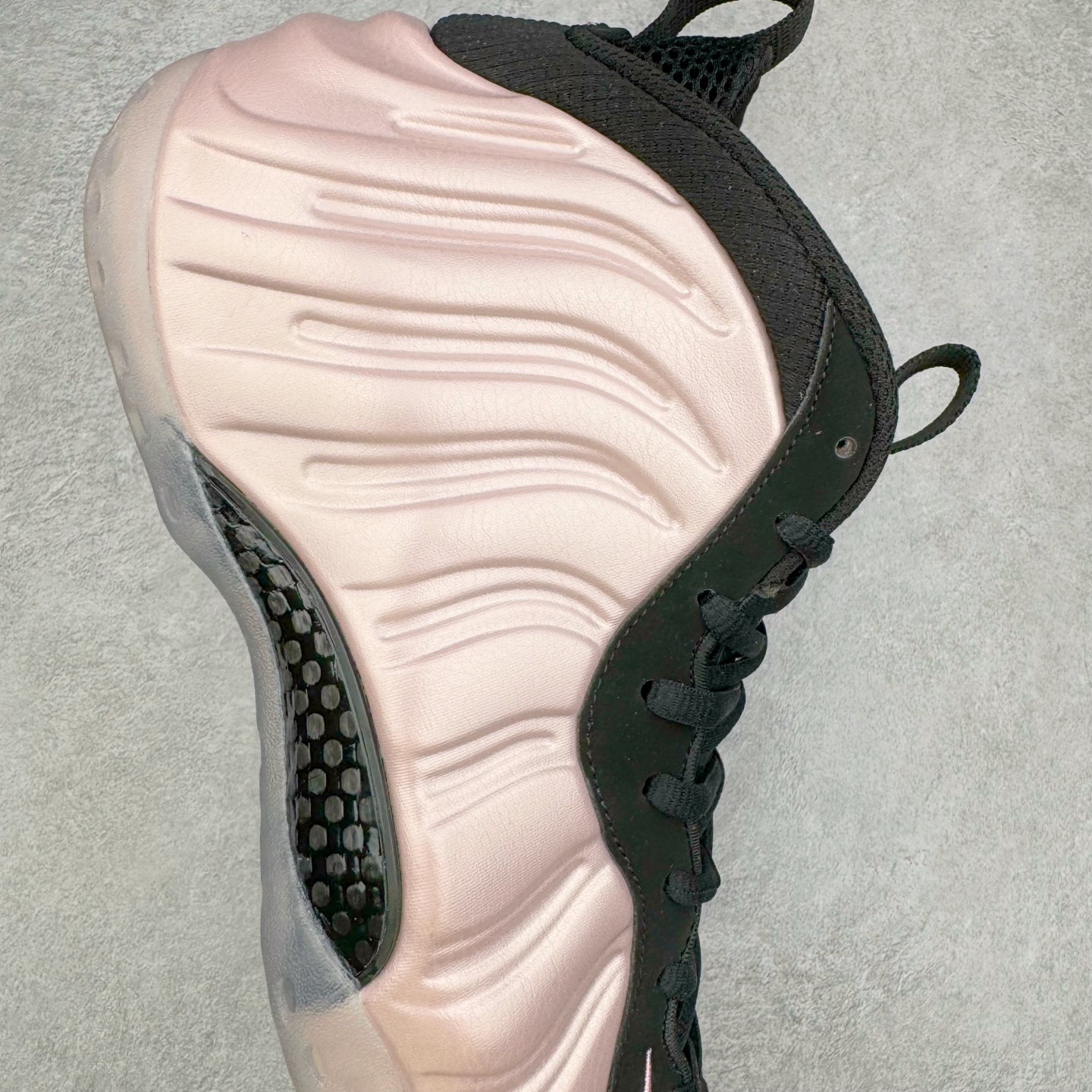 图片[6]-NK Air Foamposite One 樱花喷 HJ4187-001 莞产原底面 公司渠道同模具 鞋型发泡360度无死角 双层Zoom气垫植入 中底完美注胶 搭载原厂碳纤维材质 诞生于1997年的NK Air Foamposite系列可以说是整个球鞋历史上最为经典的系列之一 也就是我们常说的“喷”和“泡” 其中“喷”由Foamposite One代言人Penny的英文音译而来 而“泡”则来源于另一款鞋型 Foamposite Pro中\\\”pro\\\”的音译 在诞生初期 由于高昂的造价以及超前的外形 Foamposite系列的反对者不在少数 甚至有人认为这款鞋会毁掉整个球鞋行业 但事实证明这双灵感来自于甲虫 自带“黑科技”鞋面以及双层Zoom+大块碳板的太空球鞋不仅受到了大众的接受与追捧 并且成功的影响了篮球鞋的发展 尺码：38.5 39 40 40.5 41 42 42.5 43 44 44.5 45 46-选品中心
