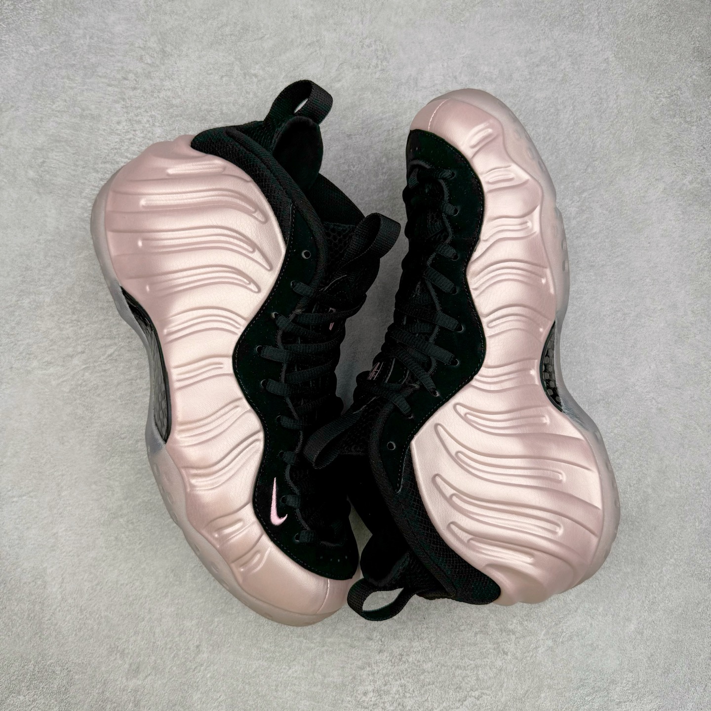 图片[3]-NK Air Foamposite One 樱花喷 HJ4187-001 莞产原底面 公司渠道同模具 鞋型发泡360度无死角 双层Zoom气垫植入 中底完美注胶 搭载原厂碳纤维材质 诞生于1997年的NK Air Foamposite系列可以说是整个球鞋历史上最为经典的系列之一 也就是我们常说的“喷”和“泡” 其中“喷”由Foamposite One代言人Penny的英文音译而来 而“泡”则来源于另一款鞋型 Foamposite Pro中\\\”pro\\\”的音译 在诞生初期 由于高昂的造价以及超前的外形 Foamposite系列的反对者不在少数 甚至有人认为这款鞋会毁掉整个球鞋行业 但事实证明这双灵感来自于甲虫 自带“黑科技”鞋面以及双层Zoom+大块碳板的太空球鞋不仅受到了大众的接受与追捧 并且成功的影响了篮球鞋的发展 尺码：38.5 39 40 40.5 41 42 42.5 43 44 44.5 45 46-选品中心