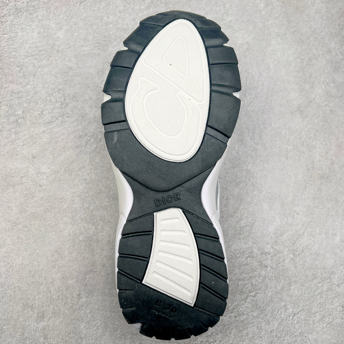 图片[9]-＃福利特价 Dior B30 迪奥网眼织物低帮运动休闲鞋 该款系列采用黑网色眼织物白和色科技料面精心制 作饰以反光“CD30”图形标志 外格轻盈的刻雕效果橡胶鞋搭底配标志性点的缀提升格调 内弹部力细节塑造想理的舒适穿着体验可与各休式闲造型配搭 彰显尚时现代的运风动范 尺码：36 37 35 39 40 41 42 43 44 45-选品中心