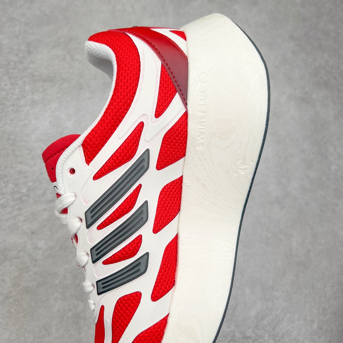 图片[7]-AD Adizero Aruku 全新跑鞋 以永动机为灵感的前卫造型 以及时下流行的厚底设定 让人无比期待 “Aruku” 在日文中是行走的意思 昭示了这是一双定位于大众日常训练或慢跑的鞋款 黑、白、红三色的撞色外观 搭配街头感、现代感十足的鞋面线条勾勒 格外引人注目 搭配丰沛的全新 Swirlfoam 泡棉厚底 虽然不像顶级竞速跑鞋那般极致 但也将日常舒适和时尚颜值平衡到位 尺码：36 36.5 37.5 38 38.5 39 40 40.5 41 42 42.5 43 44 44.5 45-选品中心